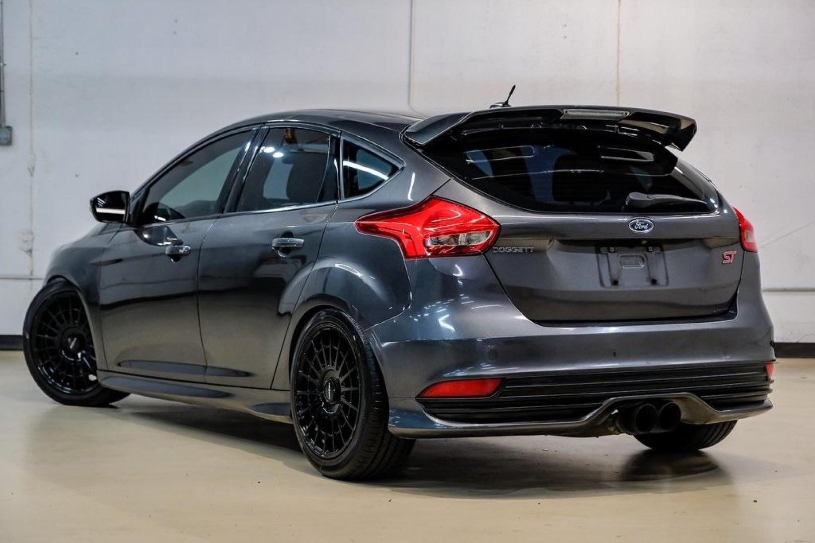 2015 Magnetic /Black Ford Focus ST (1FADP3L93FL) with an EcoBoost 2.0L I4 GTDi DOHC Turbocharged VCT engine, Manual transmission, located at 15300 Midway Rd., Addison, TX, 75001, (972) 702-0011, 32.958321, -96.838074 - Photo#13