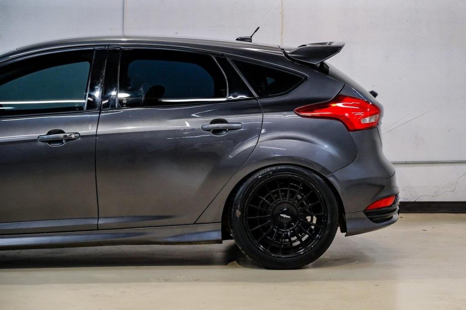 2015 Magnetic /Black Ford Focus ST (1FADP3L93FL) with an EcoBoost 2.0L I4 GTDi DOHC Turbocharged VCT engine, Manual transmission, located at 15300 Midway Rd., Addison, TX, 75001, (972) 702-0011, 32.958321, -96.838074 - Photo#16