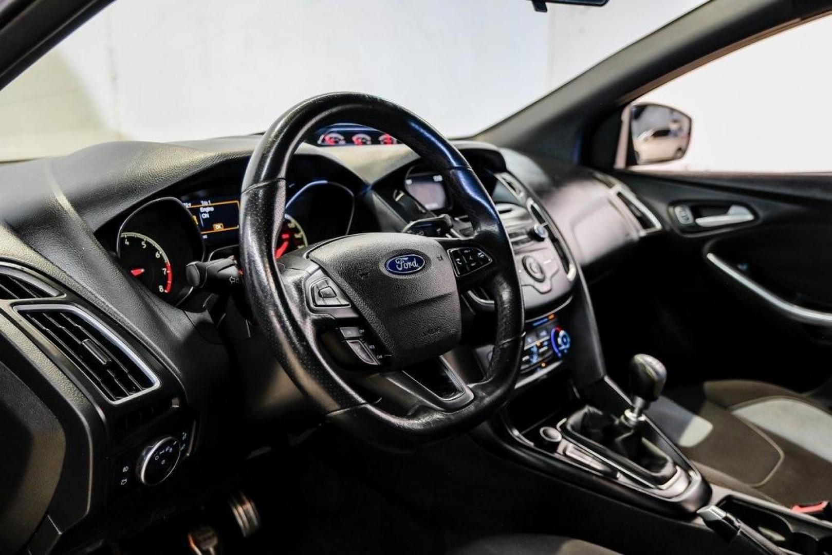 2015 Magnetic /Black Ford Focus ST (1FADP3L93FL) with an EcoBoost 2.0L I4 GTDi DOHC Turbocharged VCT engine, Manual transmission, located at 15300 Midway Rd., Addison, TX, 75001, (972) 702-0011, 32.958321, -96.838074 - Photo#20