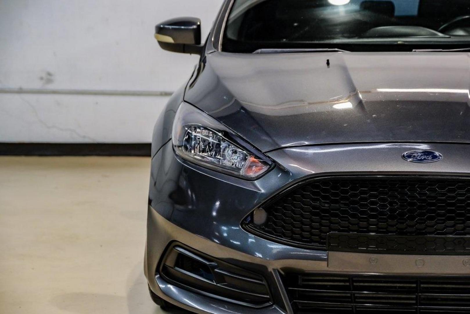 2015 Magnetic /Black Ford Focus ST (1FADP3L93FL) with an EcoBoost 2.0L I4 GTDi DOHC Turbocharged VCT engine, Manual transmission, located at 15300 Midway Rd., Addison, TX, 75001, (972) 702-0011, 32.958321, -96.838074 - Photo#51