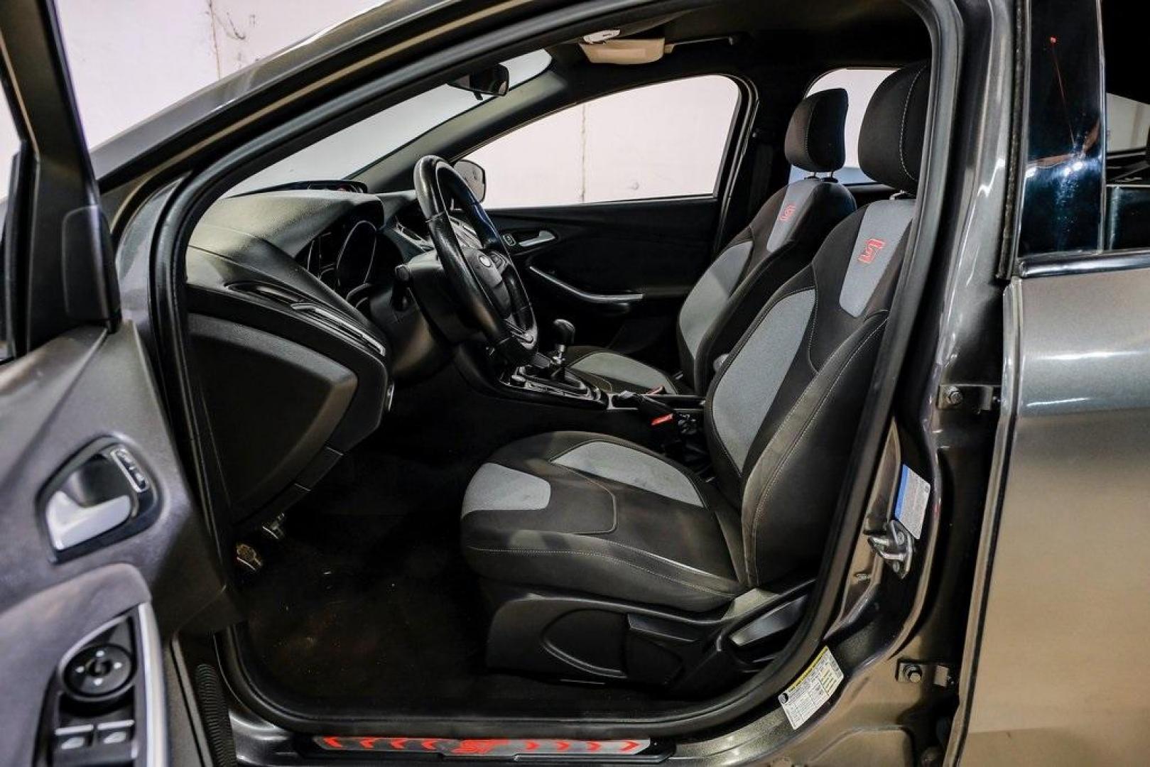 2015 Magnetic /Black Ford Focus ST (1FADP3L93FL) with an EcoBoost 2.0L I4 GTDi DOHC Turbocharged VCT engine, Manual transmission, located at 15300 Midway Rd., Addison, TX, 75001, (972) 702-0011, 32.958321, -96.838074 - Photo#3