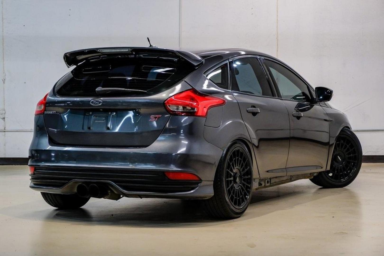 2015 Magnetic /Black Ford Focus ST (1FADP3L93FL) with an EcoBoost 2.0L I4 GTDi DOHC Turbocharged VCT engine, Manual transmission, located at 15300 Midway Rd., Addison, TX, 75001, (972) 702-0011, 32.958321, -96.838074 - Photo#9