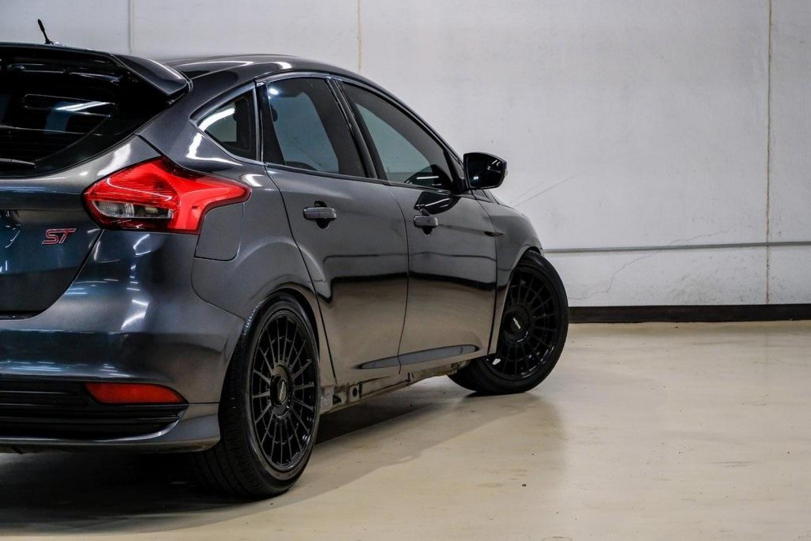 2015 Magnetic /Black Ford Focus ST (1FADP3L93FL) with an EcoBoost 2.0L I4 GTDi DOHC Turbocharged VCT engine, Manual transmission, located at 15300 Midway Rd., Addison, TX, 75001, (972) 702-0011, 32.958321, -96.838074 - Photo#11