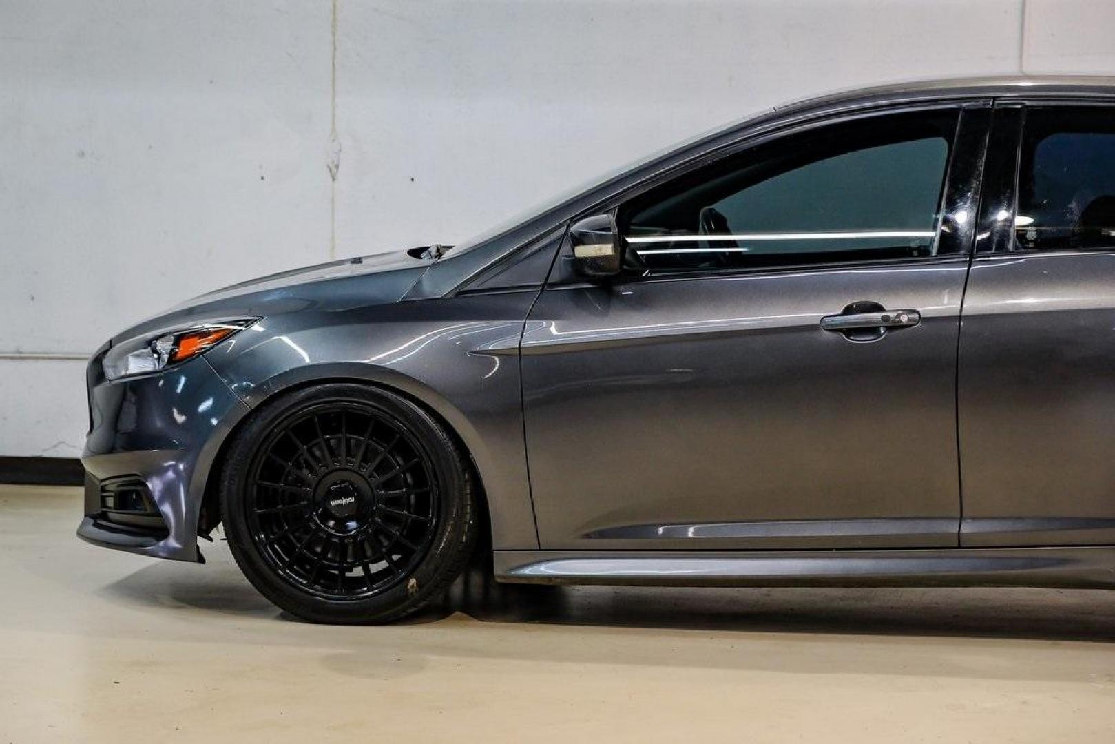 2015 Magnetic /Black Ford Focus ST (1FADP3L93FL) with an EcoBoost 2.0L I4 GTDi DOHC Turbocharged VCT engine, Manual transmission, located at 15300 Midway Rd., Addison, TX, 75001, (972) 702-0011, 32.958321, -96.838074 - Photo#15