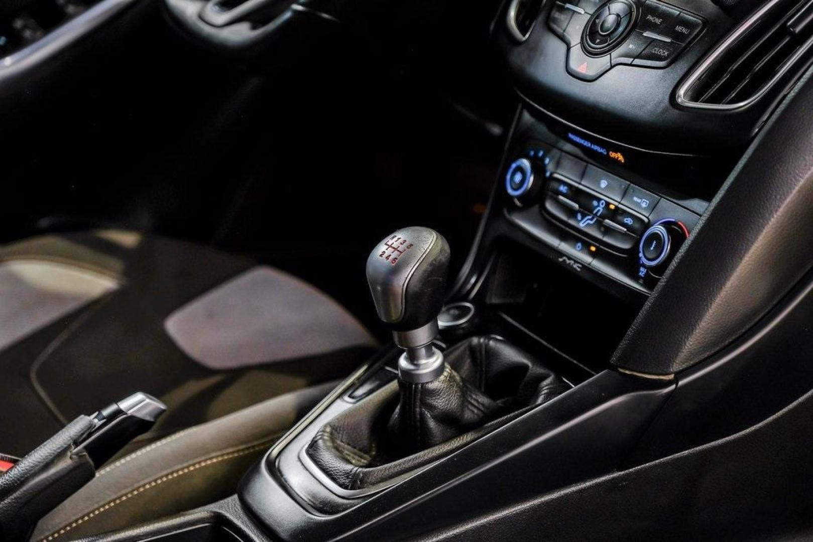 2015 Magnetic /Black Ford Focus ST (1FADP3L93FL) with an EcoBoost 2.0L I4 GTDi DOHC Turbocharged VCT engine, Manual transmission, located at 15300 Midway Rd., Addison, TX, 75001, (972) 702-0011, 32.958321, -96.838074 - Photo#26