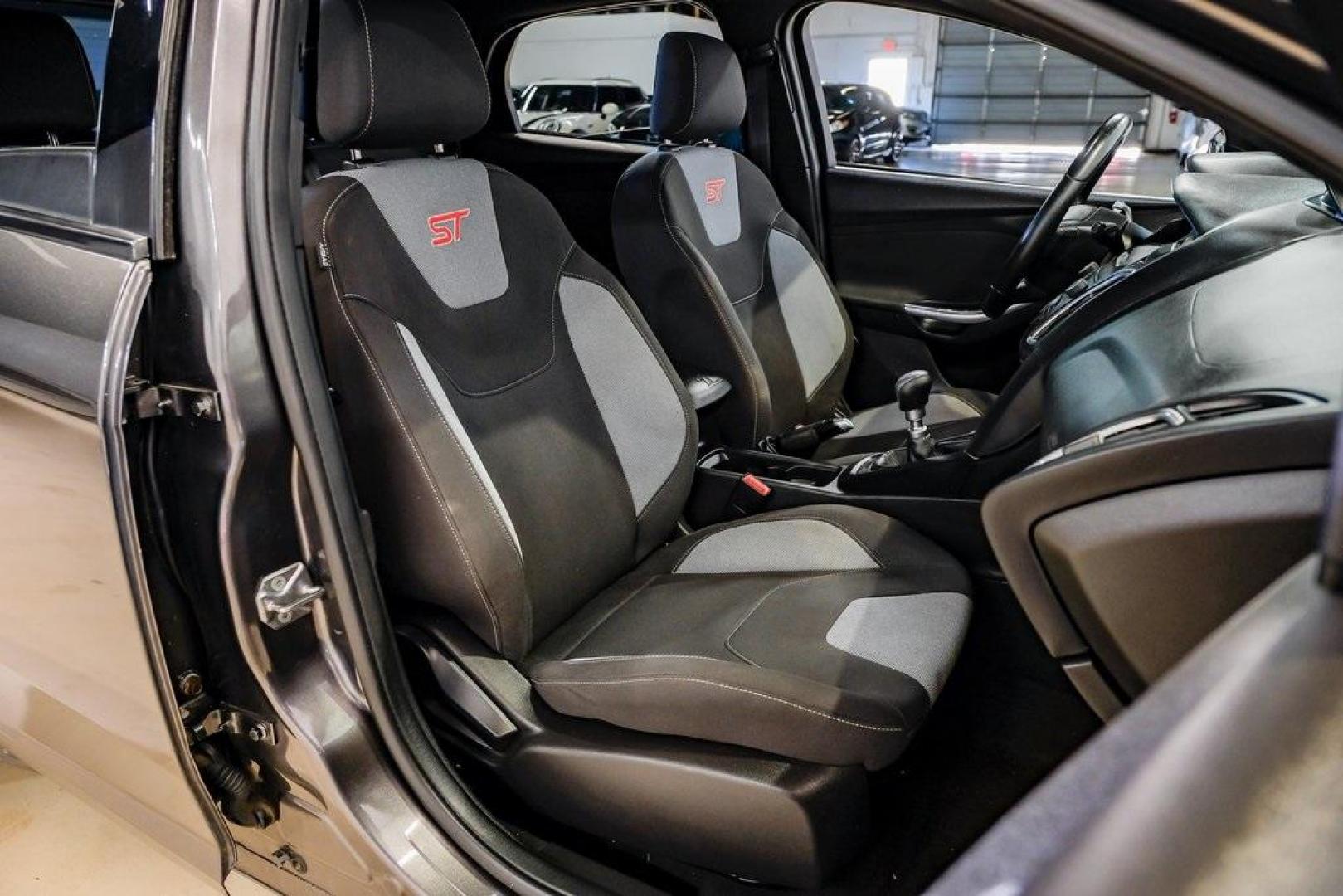 2015 Magnetic /Black Ford Focus ST (1FADP3L93FL) with an EcoBoost 2.0L I4 GTDi DOHC Turbocharged VCT engine, Manual transmission, located at 15300 Midway Rd., Addison, TX, 75001, (972) 702-0011, 32.958321, -96.838074 - Photo#39