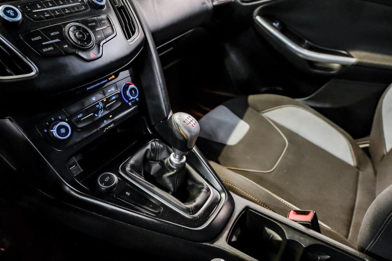 2015 Magnetic /Black Ford Focus ST (1FADP3L93FL) with an EcoBoost 2.0L I4 GTDi DOHC Turbocharged VCT engine, Manual transmission, located at 15300 Midway Rd., Addison, TX, 75001, (972) 702-0011, 32.958321, -96.838074 - 2015 Ford Focus ST<br><br>Now Available at Midway Auto Group, Addison, Texas<br><br>Sporty, aggressive, and built for enthusiasts the 2015 Ford Focus ST delivers turbocharged performance, sharp handling, and a driver-focused interior that sets it apart from traditional compact cars. With its signatu - Photo#27