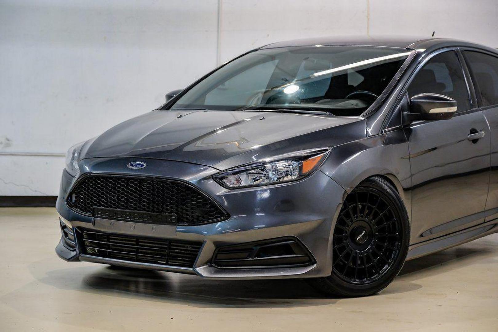2015 Magnetic /Black Ford Focus ST (1FADP3L93FL) with an EcoBoost 2.0L I4 GTDi DOHC Turbocharged VCT engine, Manual transmission, located at 15300 Midway Rd., Addison, TX, 75001, (972) 702-0011, 32.958321, -96.838074 - 2015 Ford Focus ST<br><br>Now Available at Midway Auto Group, Addison, Texas<br><br>Sporty, aggressive, and built for enthusiasts the 2015 Ford Focus ST delivers turbocharged performance, sharp handling, and a driver-focused interior that sets it apart from traditional compact cars. With its signatu - Photo#4