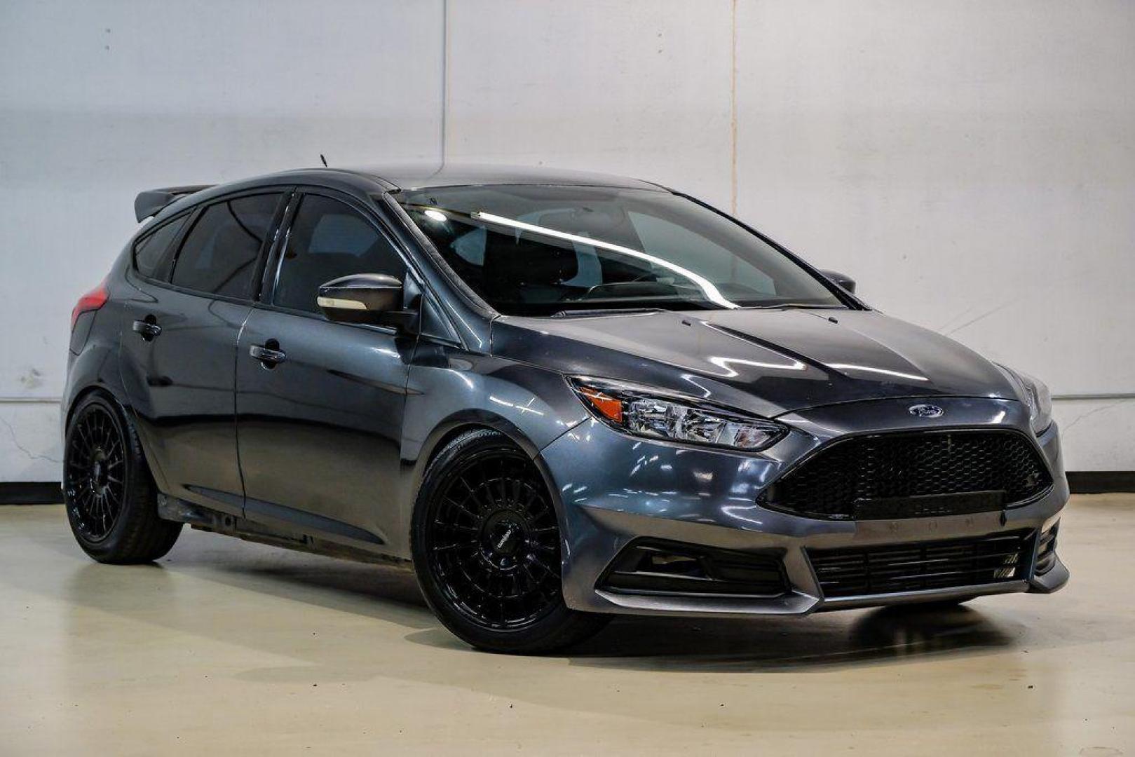 2015 Magnetic /Black Ford Focus ST (1FADP3L93FL) with an EcoBoost 2.0L I4 GTDi DOHC Turbocharged VCT engine, Manual transmission, located at 15300 Midway Rd., Addison, TX, 75001, (972) 702-0011, 32.958321, -96.838074 - 2015 Ford Focus ST<br><br>Now Available at Midway Auto Group, Addison, Texas<br><br>Sporty, aggressive, and built for enthusiasts the 2015 Ford Focus ST delivers turbocharged performance, sharp handling, and a driver-focused interior that sets it apart from traditional compact cars. With its signatu - Photo#7