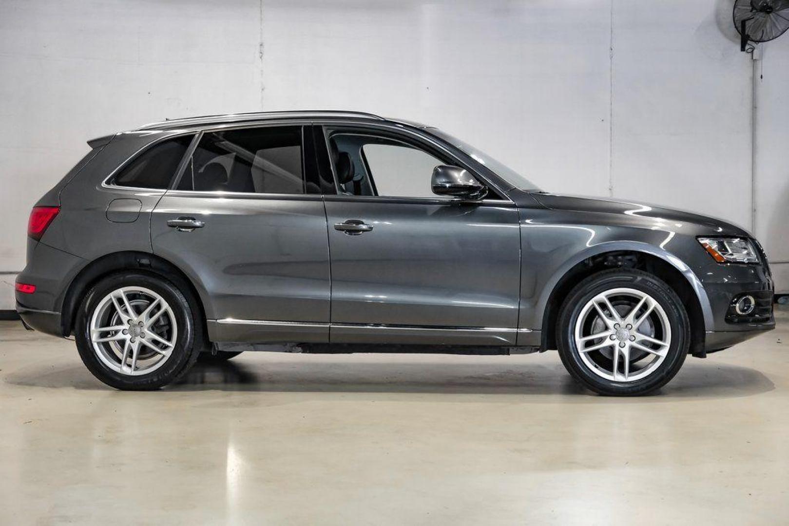2017 Daytona Gray Pearl /Black Audi Q5 2.0T Premium Plus (WA1L2AFP8HA) with an 2.0L 4-Cylinder TFSI engine, Automatic transmission, located at 15300 Midway Rd., Addison, TX, 75001, (972) 702-0011, 32.958321, -96.838074 - 2018 Audi Q7 2.0T Premium Plus Quattro<br><br>Now Available at Midway Auto Group, Addison, Texas<br><br>Sophisticated, powerful, and exceptionally refined the 2018 Audi Q7 Premium Plus Quattro delivers true luxury SUV performance with three-row versatility and advanced German engineering. With a pre - Photo#10