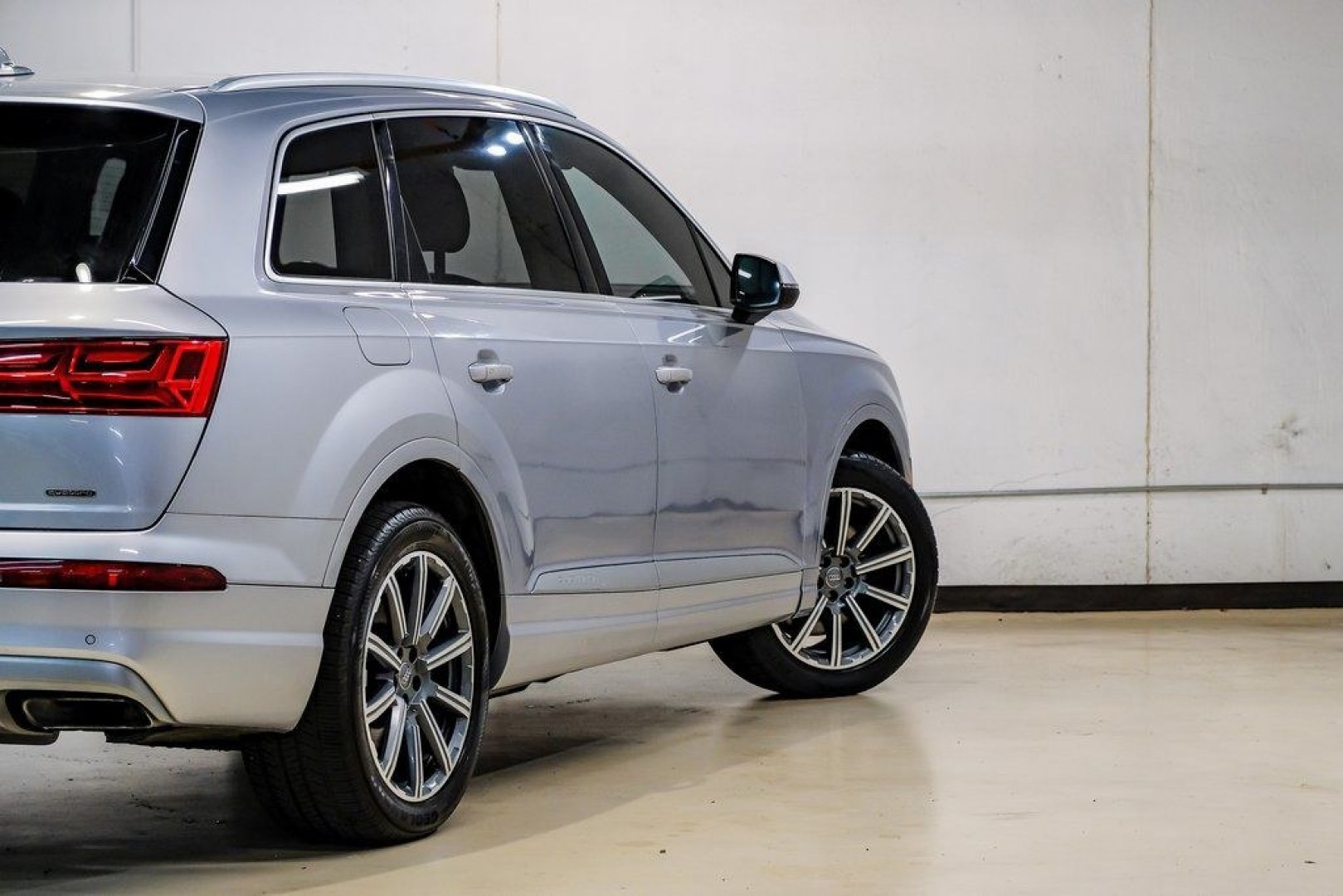 2018 Florett Silver Metallic /Black Audi Q7 2.0T Premium Plus (WA1LHAF70JD) with an 2.0L I4 TFSI DOHC engine, Automatic transmission, located at 15300 Midway Rd., Addison, TX, 75001, (972) 702-0011, 32.958321, -96.838074 - 2018 Audi Q7 3.0T Prestige Quattro<br><br>Now Available at Midway Auto Group, Addison, Texas<br><br>Luxurious, powerful, and technologically advanced the 2018 Audi Q7 Prestige Quattro represents the pinnacle of Audis three-row SUV lineup. With its supercharged V6 engine, exceptional ride quality, pr- Photo#10