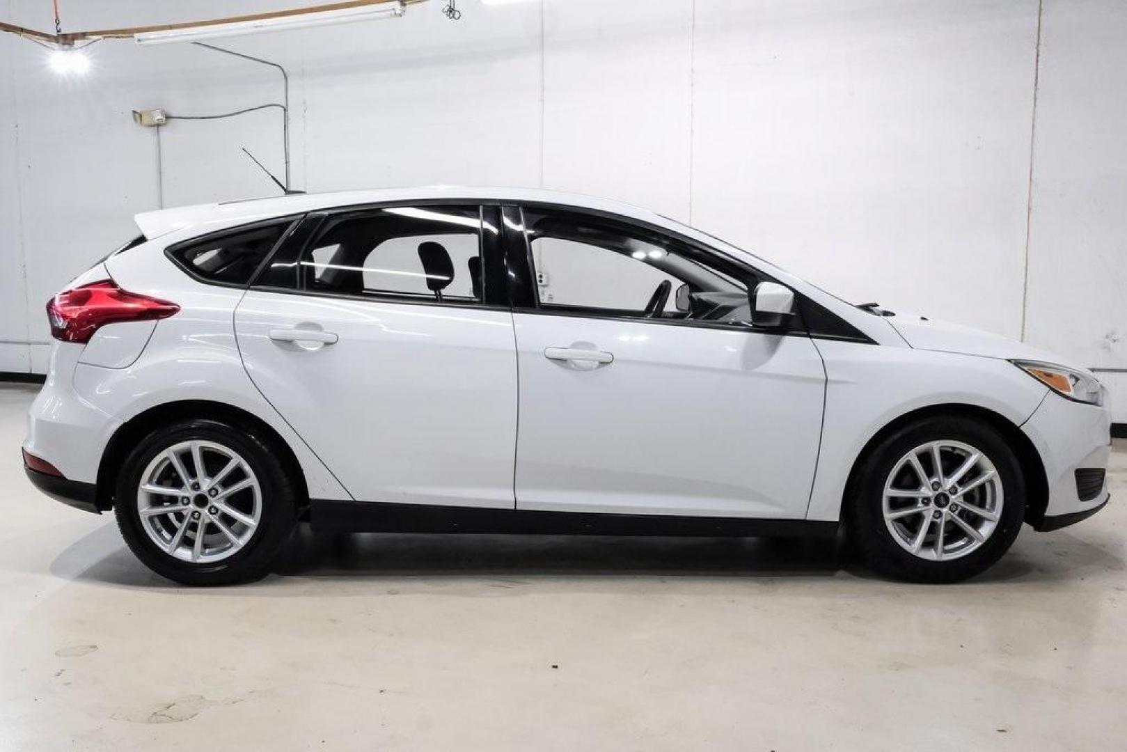2018 Oxford White /Black Ford Focus SE (1FADP3K23JL) with an 2.0L I4 DGI Ti-VCT engine, Automatic transmission, located at 15300 Midway Rd., Addison, TX, 75001, (972) 702-0011, 32.958321, -96.838074 - 2018 Ford Focus SE<br><br>Now Available at Midway Auto Group, Addison, Texas<br><br>Efficient, comfortable, and great for everyday driving the 2018 Ford Focus SE delivers excellent fuel economy, modern technology, and a smooth, enjoyable ride. Whether you're commuting across DFW, shopping for a firs - Photo#5