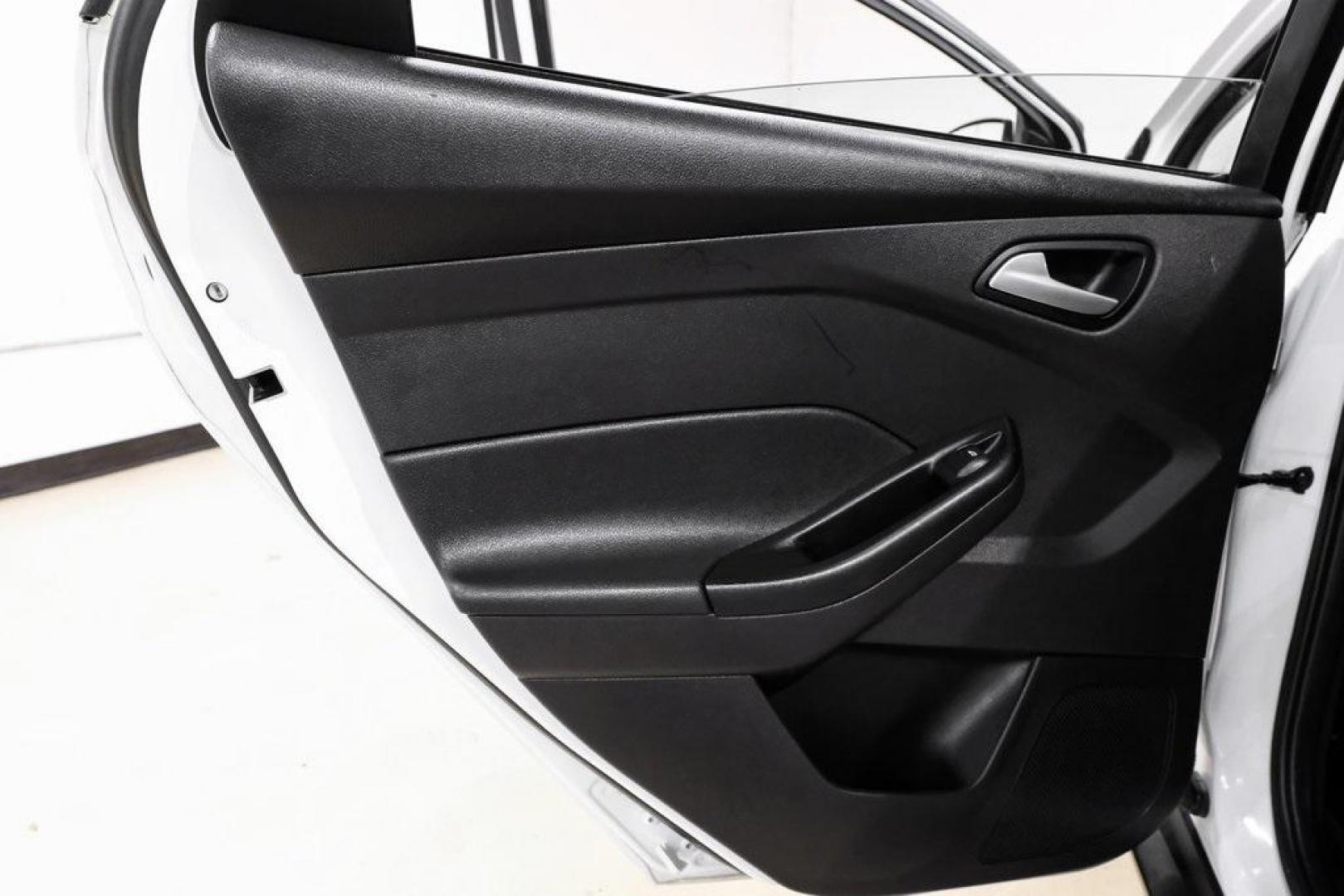 2018 Oxford White /Black Ford Focus SE (1FADP3K23JL) with an 2.0L I4 DGI Ti-VCT engine, Automatic transmission, located at 15300 Midway Rd., Addison, TX, 75001, (972) 702-0011, 32.958321, -96.838074 - 2018 Ford Focus SE<br><br>Now Available at Midway Auto Group, Addison, Texas<br><br>Efficient, comfortable, and great for everyday driving the 2018 Ford Focus SE delivers excellent fuel economy, modern technology, and a smooth, enjoyable ride. Whether you're commuting across DFW, shopping for a firs - Photo#37