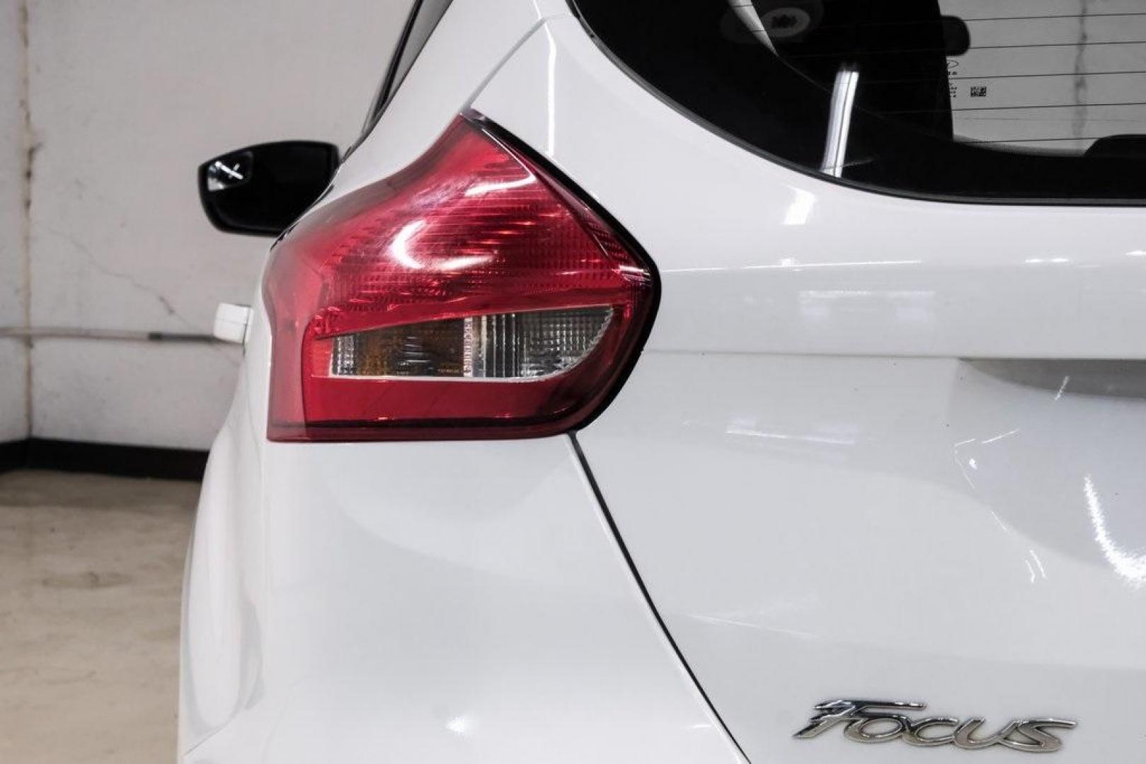 2018 Oxford White /Black Ford Focus SE (1FADP3K23JL) with an 2.0L I4 DGI Ti-VCT engine, Automatic transmission, located at 15300 Midway Rd., Addison, TX, 75001, (972) 702-0011, 32.958321, -96.838074 - 2018 Ford Focus SE<br><br>Now Available at Midway Auto Group, Addison, Texas<br><br>Efficient, comfortable, and great for everyday driving the 2018 Ford Focus SE delivers excellent fuel economy, modern technology, and a smooth, enjoyable ride. Whether you're commuting across DFW, shopping for a firs - Photo#39