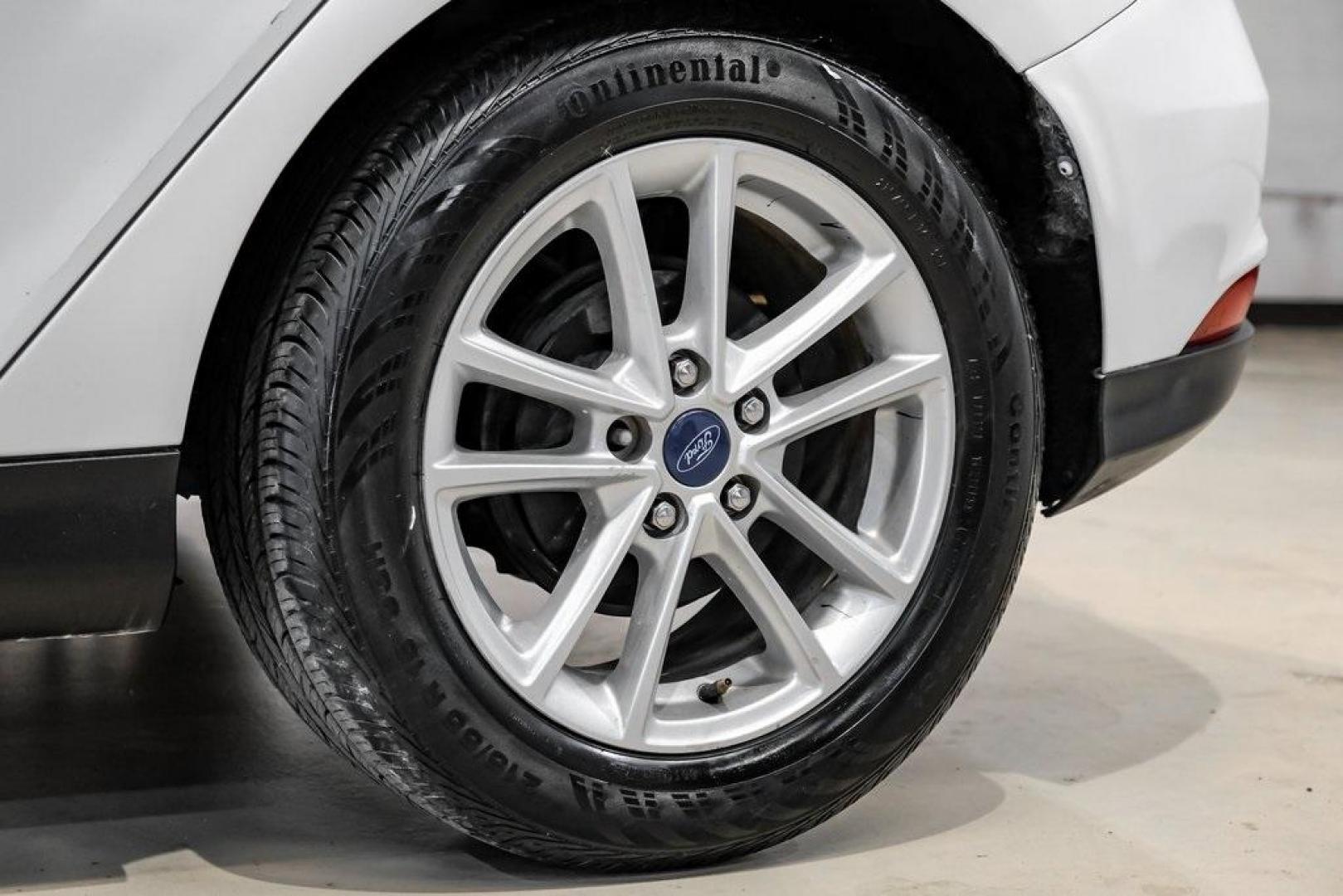 2018 Oxford White /Black Ford Focus SE (1FADP3K23JL) with an 2.0L I4 DGI Ti-VCT engine, Automatic transmission, located at 15300 Midway Rd., Addison, TX, 75001, (972) 702-0011, 32.958321, -96.838074 - 2018 Ford Focus SE<br><br>Now Available at Midway Auto Group, Addison, Texas<br><br>Efficient, comfortable, and great for everyday driving the 2018 Ford Focus SE delivers excellent fuel economy, modern technology, and a smooth, enjoyable ride. Whether you're commuting across DFW, shopping for a firs - Photo#46