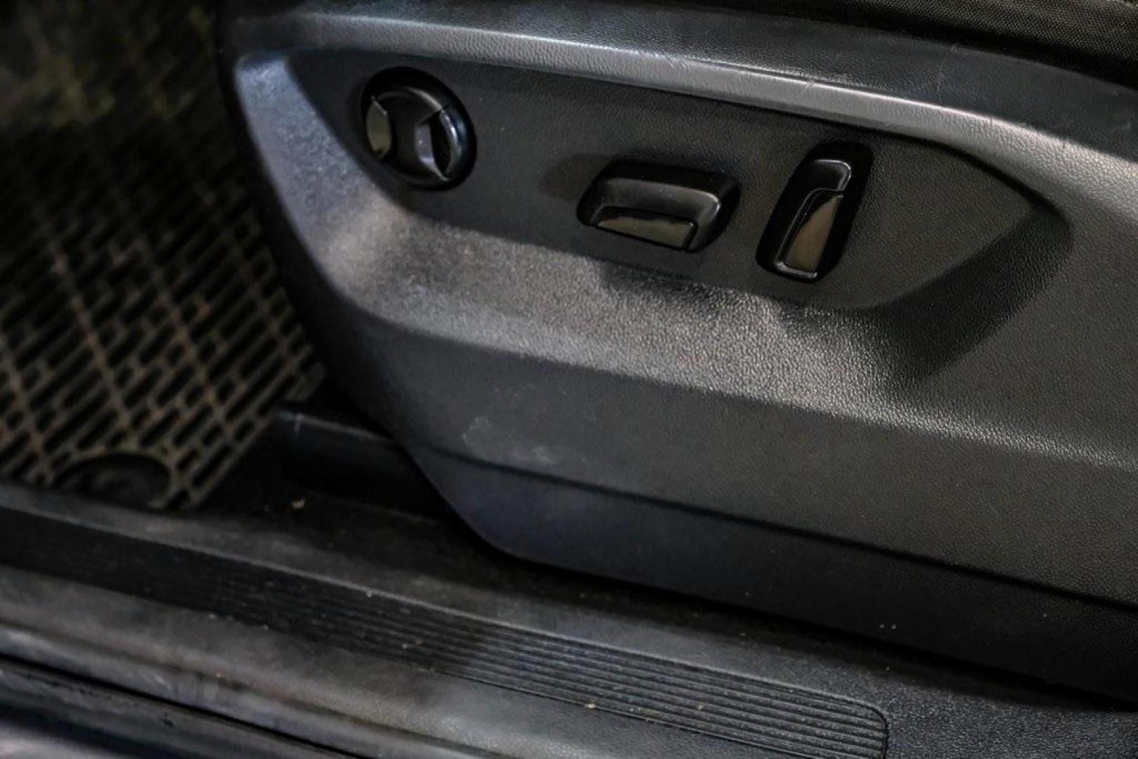 2019 Platinum Gray Metallic /Titan Black Volkswagen Tiguan 2.0T SE (3VV3B7AX8KM) with an 2.0L TSI DOHC engine, Automatic transmission, located at 15300 Midway Rd., Addison, TX, 75001, (972) 702-0011, 32.958321, -96.838074 - Photo#39