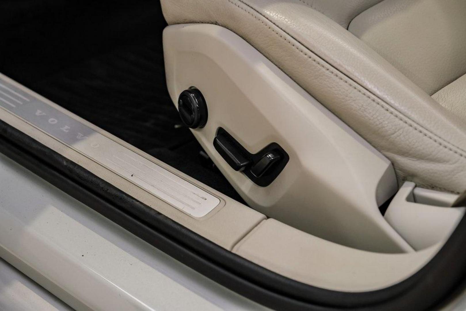 2019 Birch /Blond Volvo S60 T5 Momentum (7JR102FK9KG) with an I4 engine, Automatic transmission, located at 15300 Midway Rd., Addison, TX, 75001, (972) 702-0011, 32.958321, -96.838074 - 2019 Volvo S60 T5 Momentum<br><br>Now Available at Midway Auto Group, Addison, Texas<br><br>Elegant, safe, and undeniably Scandinavian the 2019 Volvo S60 T5 Momentum delivers a premium driving experience with sleek styling, advanced safety technology, and a smooth, turbocharged engine. As Volvos wel - Photo#33