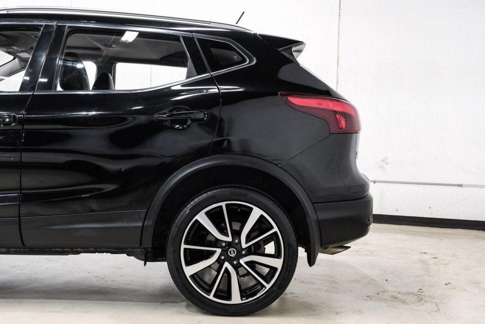 2019 Magnetic Black Pearl /Charcoal Nissan Rogue Sport SL (JN1BJ1CP4KW) with an 2.0L DOHC engine, CVT transmission, located at 15300 Midway Rd., Addison, TX, 75001, (972) 702-0011, 32.958321, -96.838074 - Photo#13
