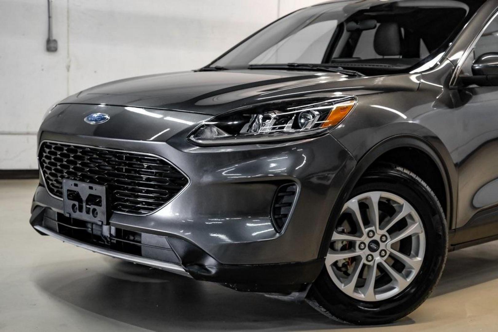2020 Magnetic /Sandstone Ford Escape SE (1FMCU0G6XLU) with an 1.5L EcoBoost engine, Automatic transmission, located at 15300 Midway Rd., Addison, TX, 75001, (972) 702-0011, 32.958321, -96.838074 - Photo#4
