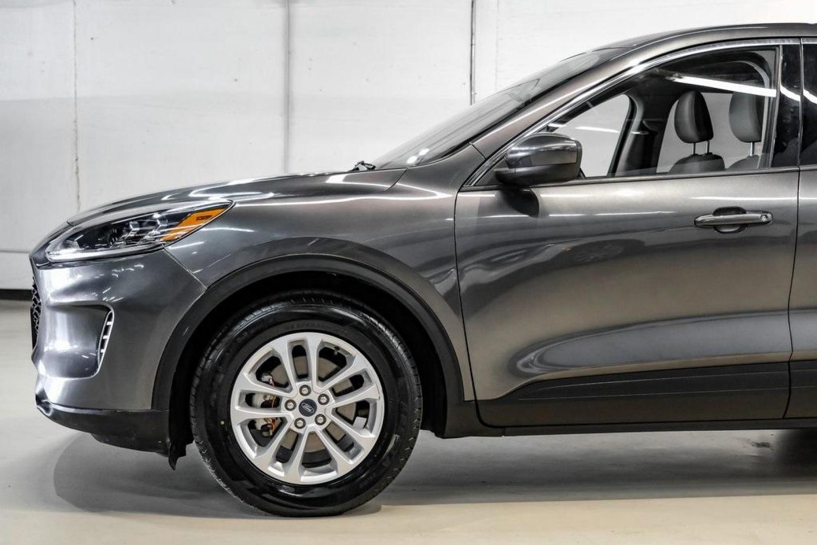 2020 Magnetic /Sandstone Ford Escape SE (1FMCU0G6XLU) with an 1.5L EcoBoost engine, Automatic transmission, located at 15300 Midway Rd., Addison, TX, 75001, (972) 702-0011, 32.958321, -96.838074 - Photo#18