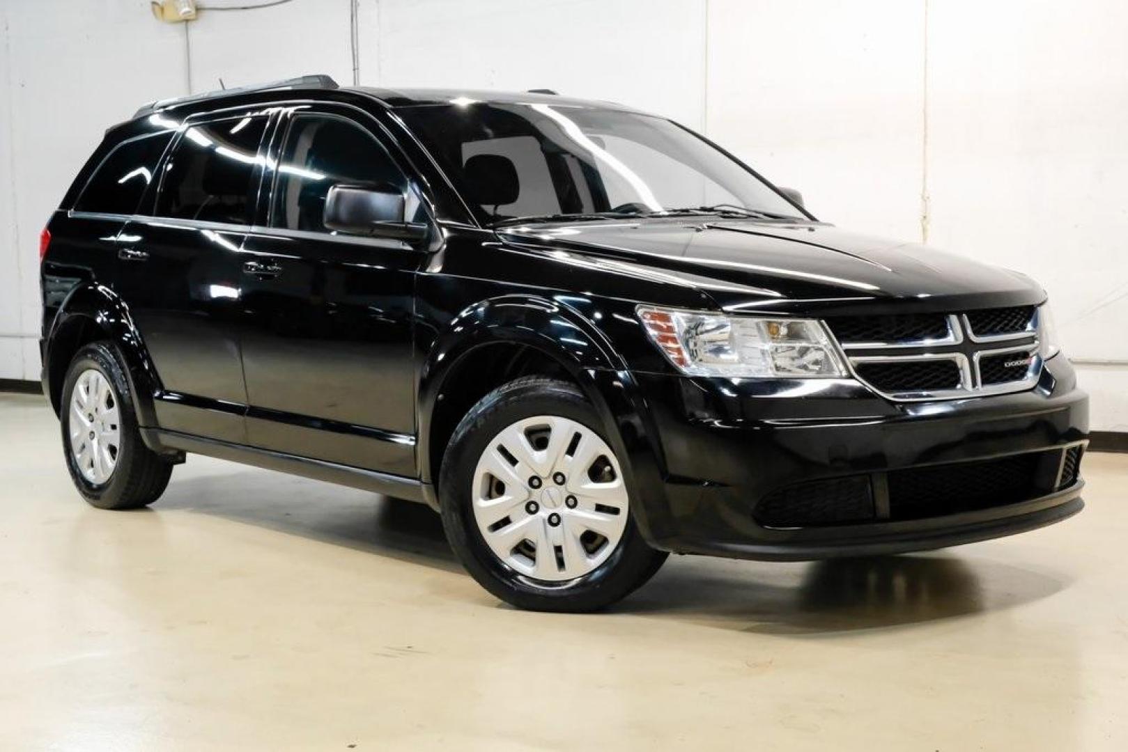2017 Pitch Black Clearcoat /Black Dodge Journey SE (3C4PDCAB3HT) with an 2.4L I4 DOHC 16V Dual VVT engine, Automatic transmission, located at 15300 Midway Rd., Addison, TX, 75001, (972) 702-0011, 32.958321, -96.838074 - Photo#4