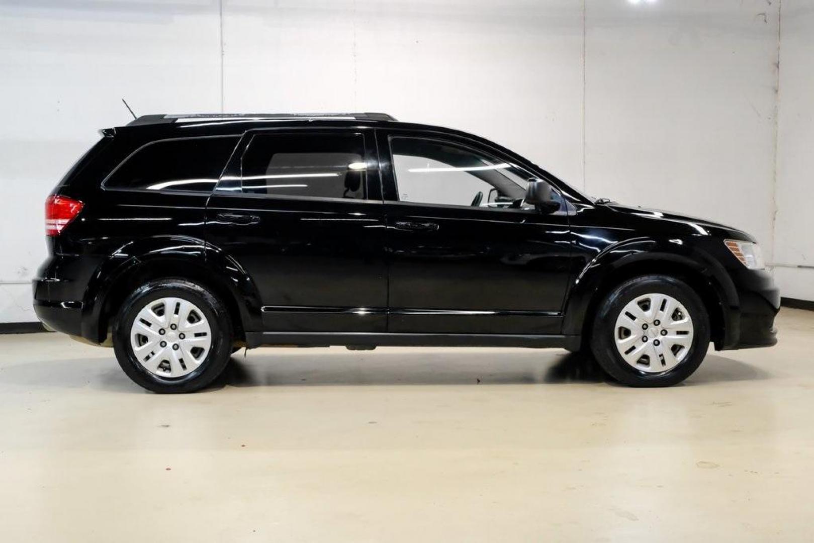 2017 Pitch Black Clearcoat /Black Dodge Journey SE (3C4PDCAB3HT) with an 2.4L I4 DOHC 16V Dual VVT engine, Automatic transmission, located at 15300 Midway Rd., Addison, TX, 75001, (972) 702-0011, 32.958321, -96.838074 - Photo#7