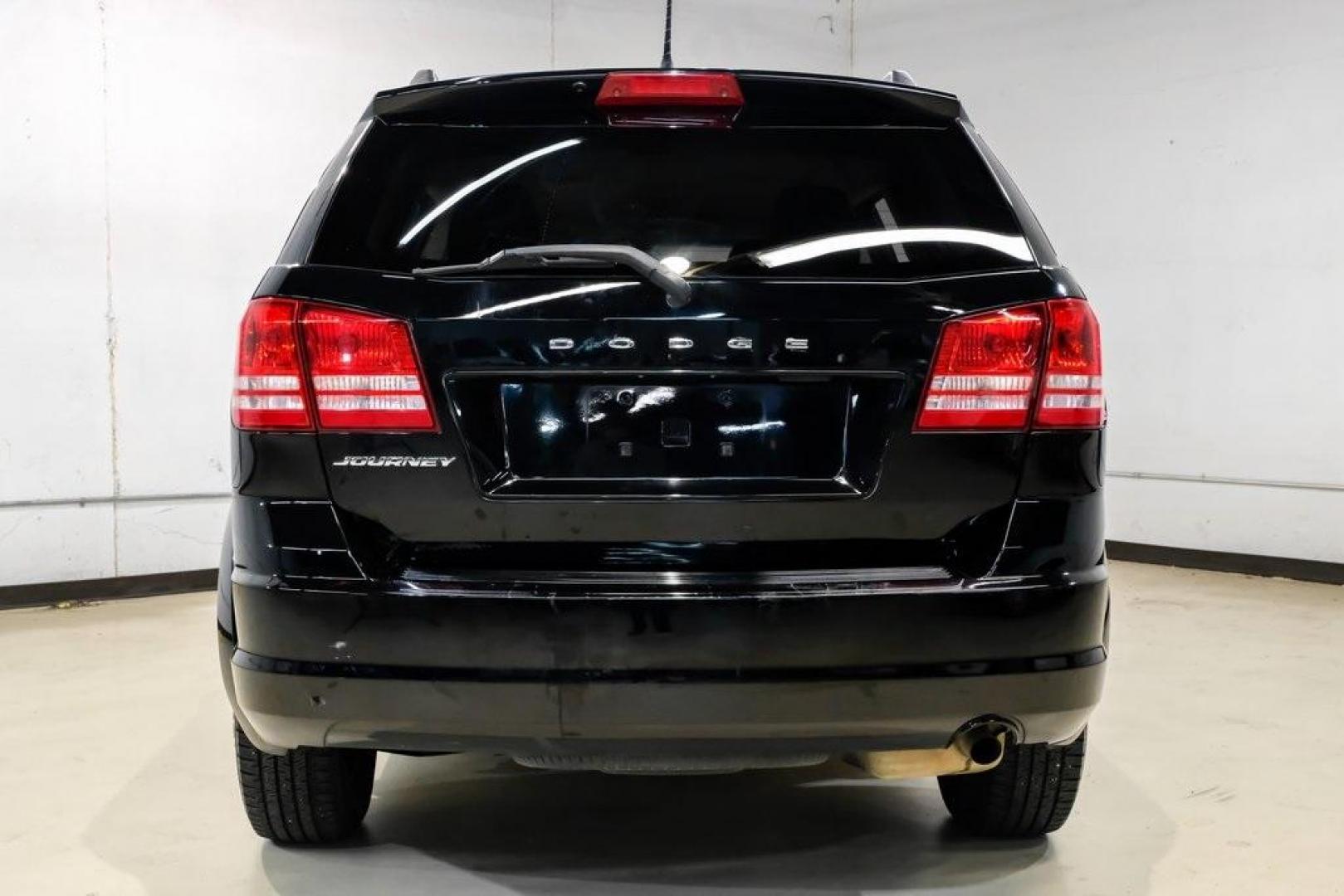 2017 Pitch Black Clearcoat /Black Dodge Journey SE (3C4PDCAB3HT) with an 2.4L I4 DOHC 16V Dual VVT engine, Automatic transmission, located at 15300 Midway Rd., Addison, TX, 75001, (972) 702-0011, 32.958321, -96.838074 - Photo#8