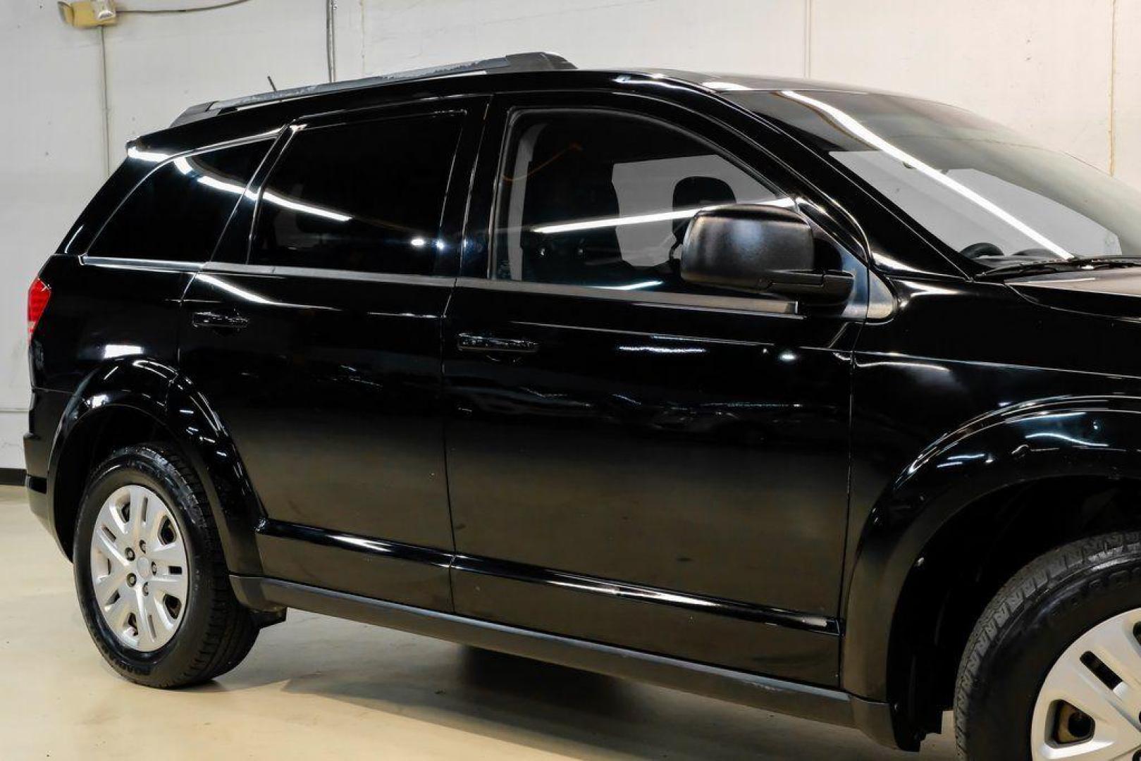 2017 Pitch Black Clearcoat /Black Dodge Journey SE (3C4PDCAB3HT) with an 2.4L I4 DOHC 16V Dual VVT engine, Automatic transmission, located at 15300 Midway Rd., Addison, TX, 75001, (972) 702-0011, 32.958321, -96.838074 - 2017 Dodge Journey SE<br><br>Now Available at Midway Auto Group, Addison, Texas<br><br>Practical, versatile, and budget-friendly, the 2017 Dodge Journey SE is a midsize SUV that delivers space, comfort, and value. With flexible seating, strong reliability, and a smooth driving feel, the Journey SE i - Photo#5