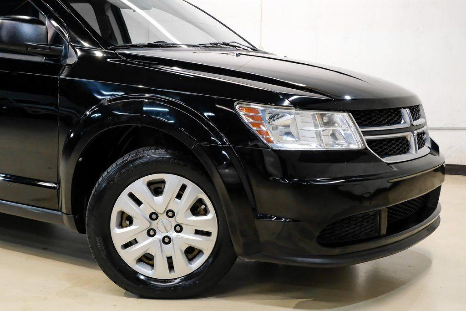 2017 Pitch Black Clearcoat /Black Dodge Journey SE (3C4PDCAB3HT) with an 2.4L I4 DOHC 16V Dual VVT engine, Automatic transmission, located at 15300 Midway Rd., Addison, TX, 75001, (972) 702-0011, 32.958321, -96.838074 - 2017 Dodge Journey SE<br><br>Now Available at Midway Auto Group, Addison, Texas<br><br>Practical, versatile, and budget-friendly, the 2017 Dodge Journey SE is a midsize SUV that delivers space, comfort, and value. With flexible seating, strong reliability, and a smooth driving feel, the Journey SE i - Photo#6