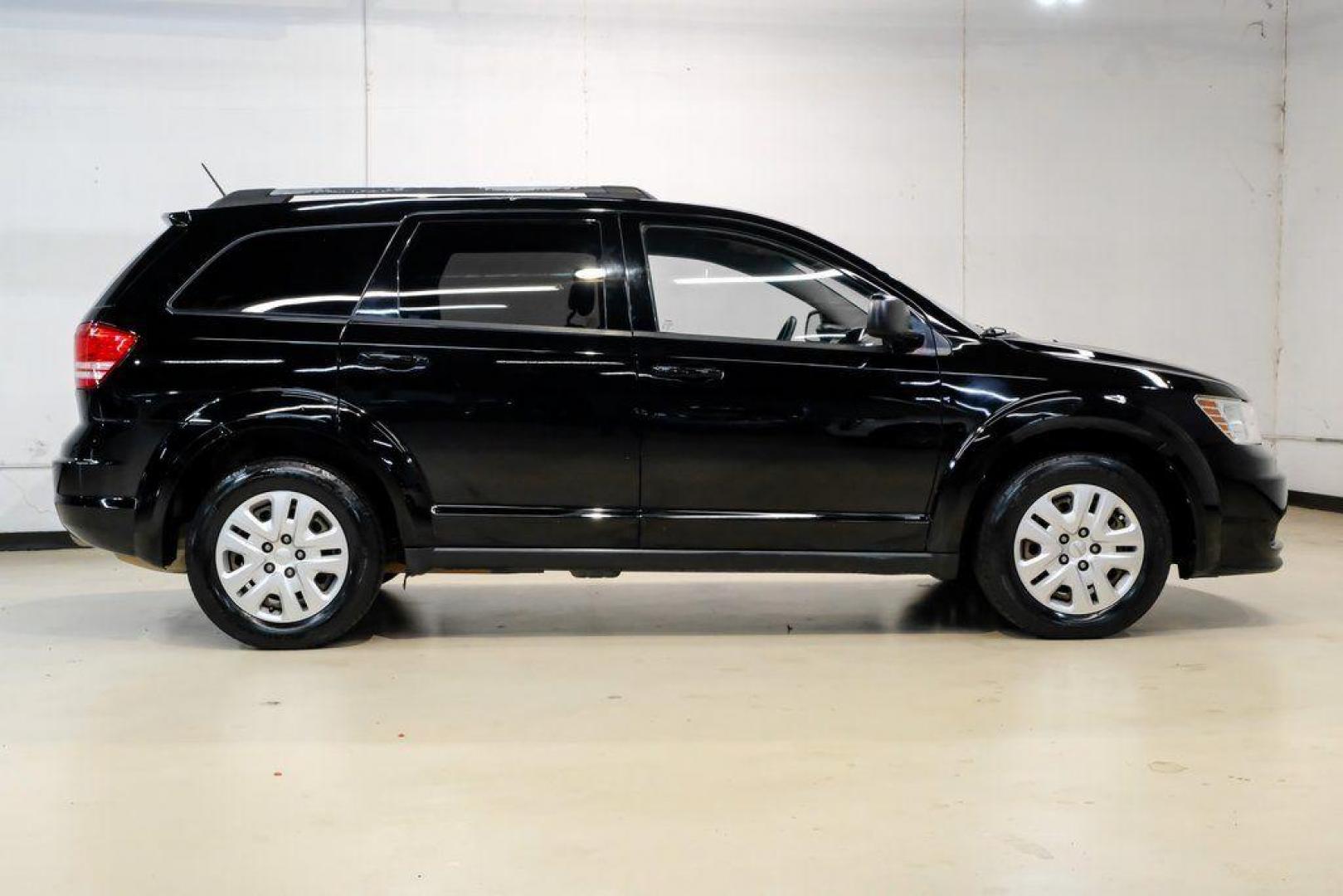 2017 Pitch Black Clearcoat /Black Dodge Journey SE (3C4PDCAB3HT) with an 2.4L I4 DOHC 16V Dual VVT engine, Automatic transmission, located at 15300 Midway Rd., Addison, TX, 75001, (972) 702-0011, 32.958321, -96.838074 - 2017 Dodge Journey SE<br><br>Now Available at Midway Auto Group, Addison, Texas<br><br>Practical, versatile, and budget-friendly, the 2017 Dodge Journey SE is a midsize SUV that delivers space, comfort, and value. With flexible seating, strong reliability, and a smooth driving feel, the Journey SE i - Photo#7