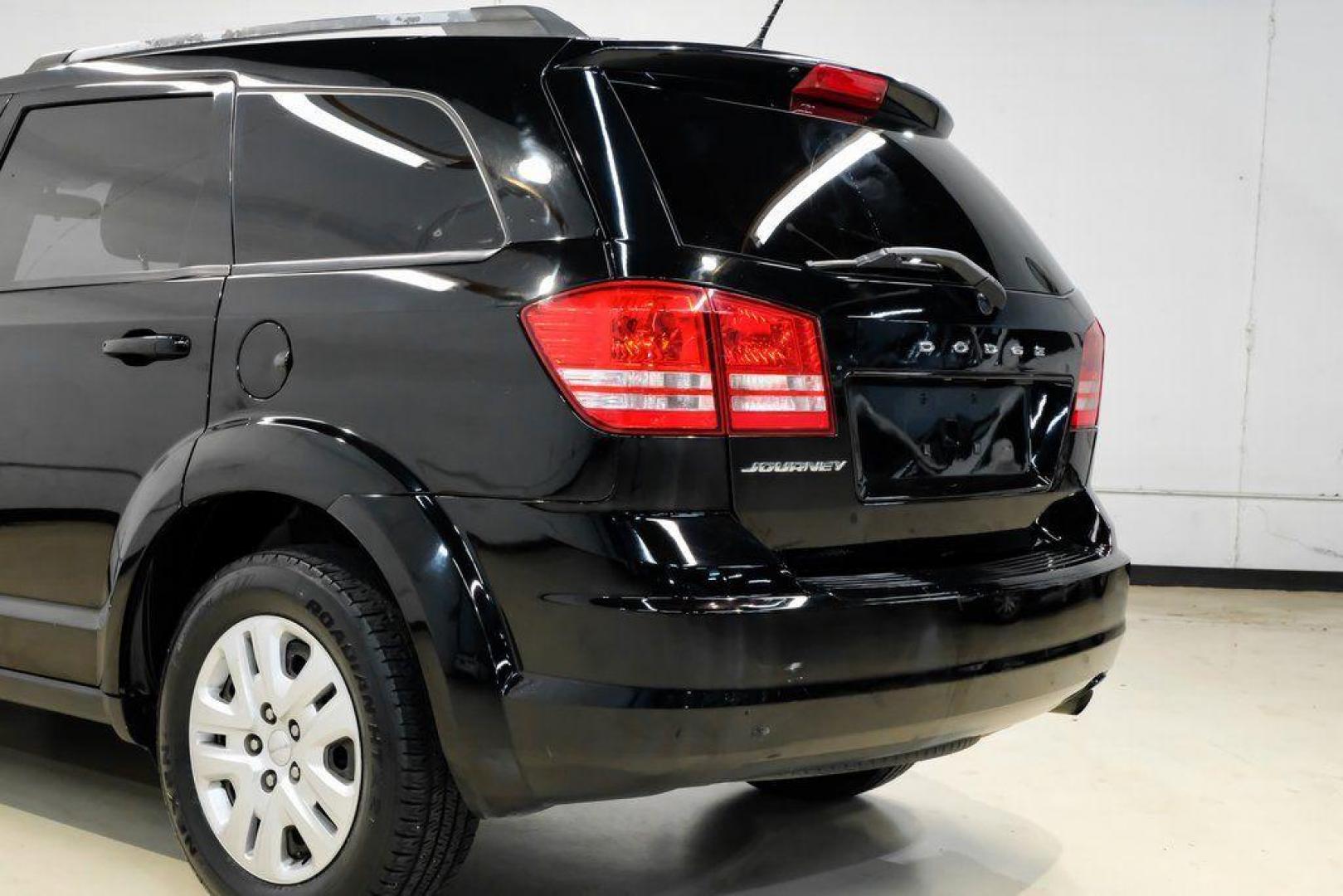 2017 Pitch Black Clearcoat /Black Dodge Journey SE (3C4PDCAB3HT) with an 2.4L I4 DOHC 16V Dual VVT engine, Automatic transmission, located at 15300 Midway Rd., Addison, TX, 75001, (972) 702-0011, 32.958321, -96.838074 - 2017 Dodge Journey SE<br><br>Now Available at Midway Auto Group, Addison, Texas<br><br>Practical, versatile, and budget-friendly, the 2017 Dodge Journey SE is a midsize SUV that delivers space, comfort, and value. With flexible seating, strong reliability, and a smooth driving feel, the Journey SE i - Photo#11