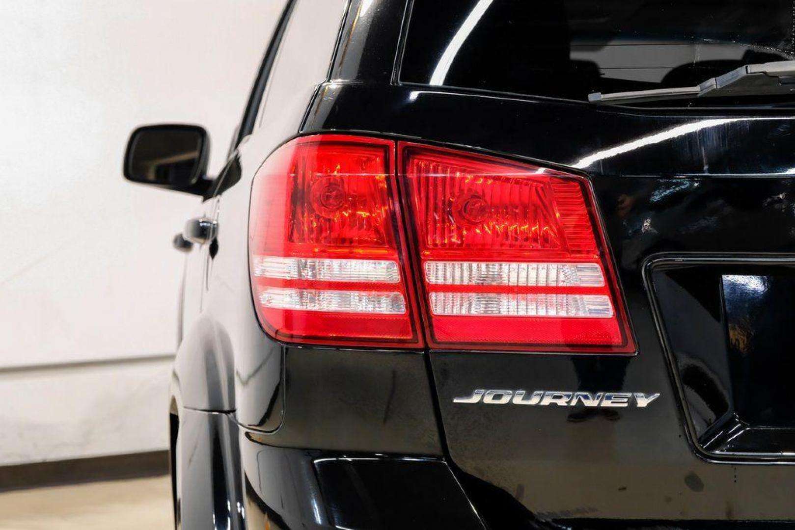 2017 Pitch Black Clearcoat /Black Dodge Journey SE (3C4PDCAB3HT) with an 2.4L I4 DOHC 16V Dual VVT engine, Automatic transmission, located at 15300 Midway Rd., Addison, TX, 75001, (972) 702-0011, 32.958321, -96.838074 - 2017 Dodge Journey SE<br><br>Now Available at Midway Auto Group, Addison, Texas<br><br>Practical, versatile, and budget-friendly, the 2017 Dodge Journey SE is a midsize SUV that delivers space, comfort, and value. With flexible seating, strong reliability, and a smooth driving feel, the Journey SE i - Photo#44