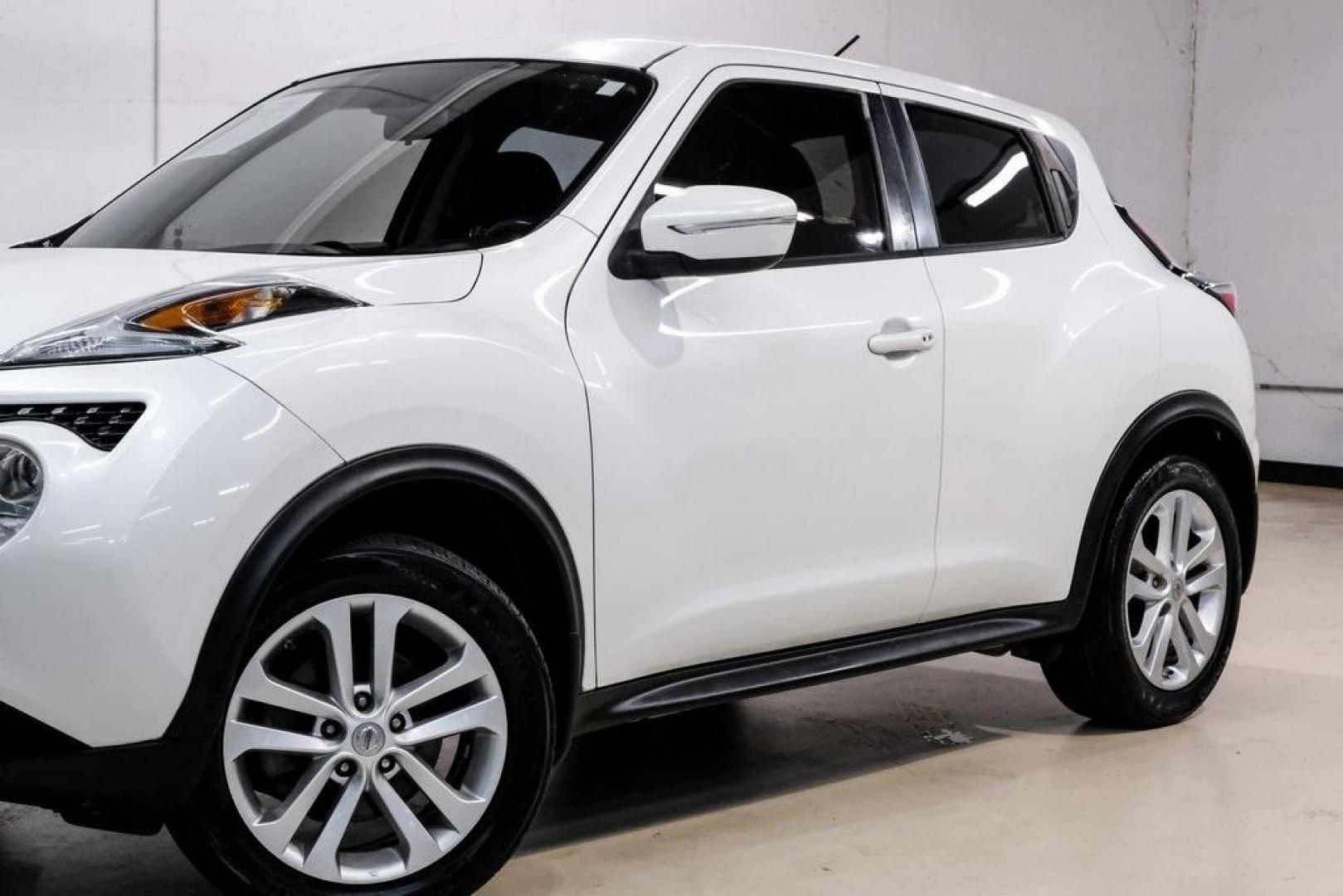 2016 White Pearl /Black Nissan Juke S (JN8AF5MV3GT) with an 1.6L I4 DOHC 16V engine, CVT transmission, located at 15300 Midway Rd., Addison, TX, 75001, (972) 702-0011, 32.958321, -96.838074 - Photo#5