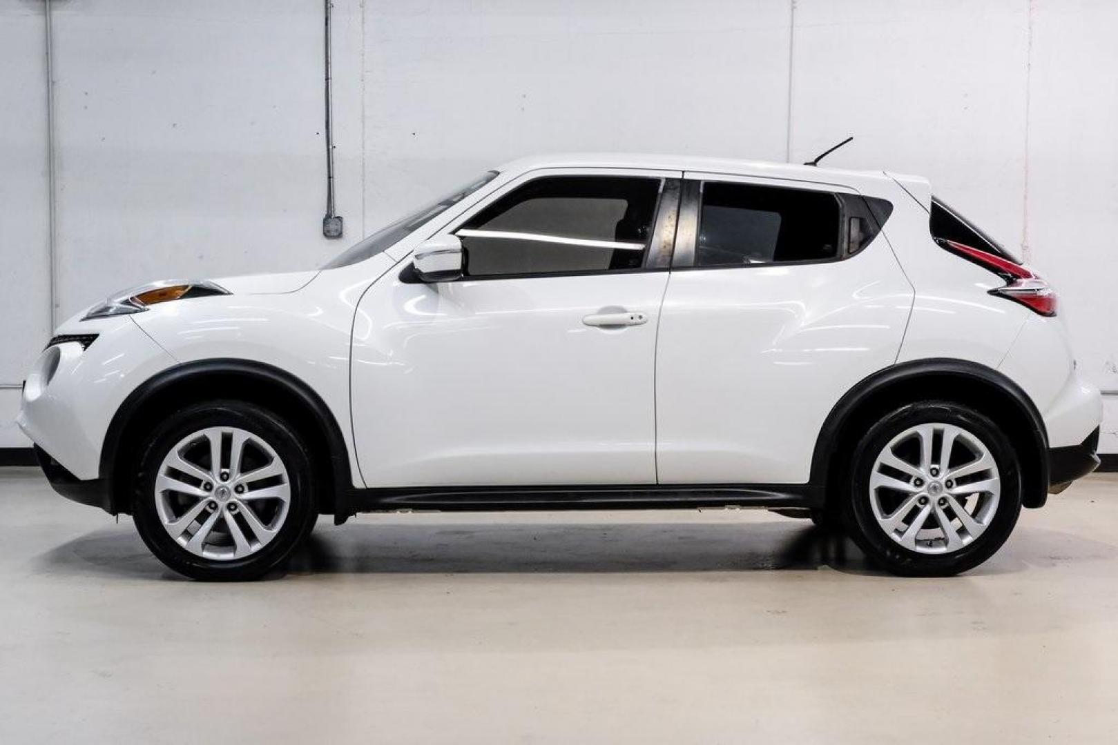 2016 White Pearl /Black Nissan Juke S (JN8AF5MV3GT) with an 1.6L I4 DOHC 16V engine, CVT transmission, located at 15300 Midway Rd., Addison, TX, 75001, (972) 702-0011, 32.958321, -96.838074 - Photo#18