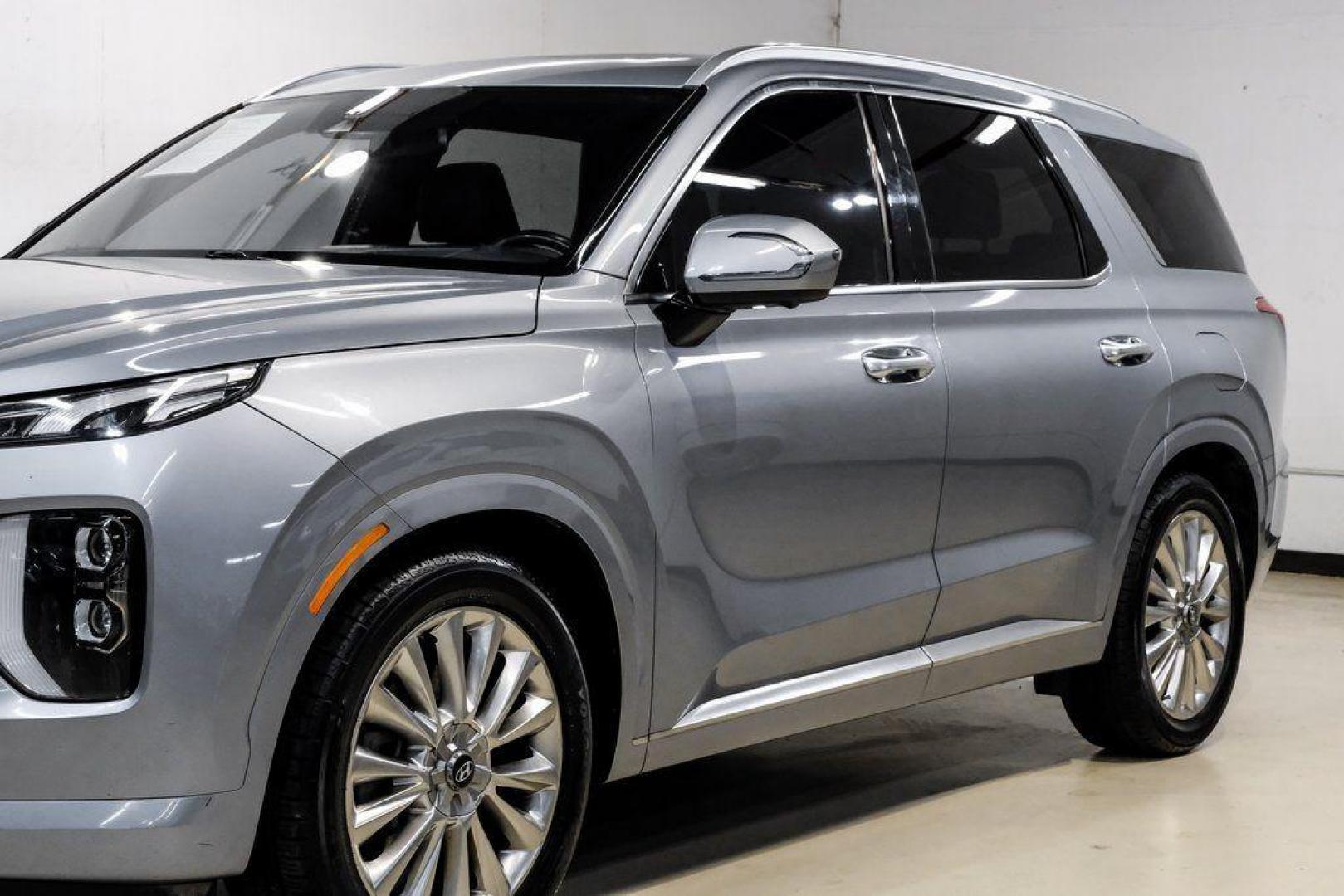 2020 Lagoon Silver /Black Hyundai Palisade Limited (KM8R5DHE2LU) with an V6 engine, Automatic transmission, located at 15300 Midway Rd., Addison, TX, 75001, (972) 702-0011, 32.958321, -96.838074 - 2020 Hyundai Palisade Limited<br><br>Now Available at Midway Auto Group Addison, Texas<br><br>Luxurious, spacious, and exceptionally well-equippedthe 2020 Hyundai Palisade Limited stands at the top of Hyundais three-row SUV lineup. With upscale materials, cutting-edge technology, and premium comfor - Photo#3