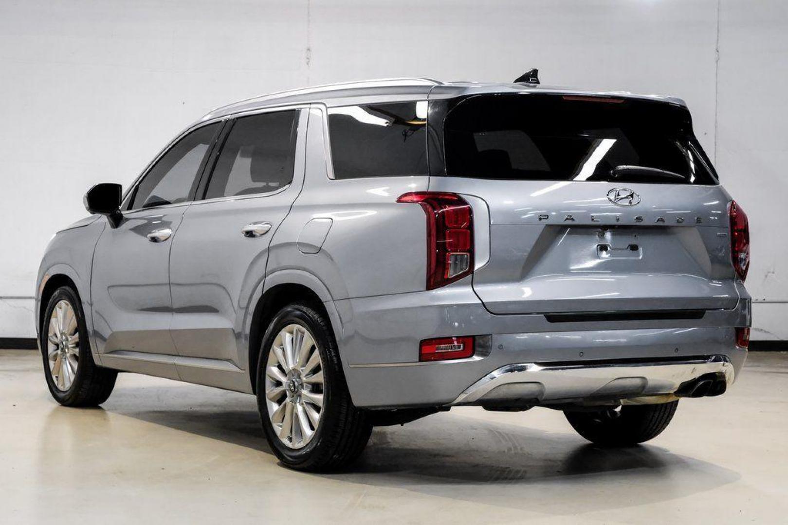 2020 Lagoon Silver /Black Hyundai Palisade Limited (KM8R5DHE2LU) with an V6 engine, Automatic transmission, located at 15300 Midway Rd., Addison, TX, 75001, (972) 702-0011, 32.958321, -96.838074 - 2020 Hyundai Palisade Limited<br><br>Now Available at Midway Auto Group Addison, Texas<br><br>Luxurious, spacious, and exceptionally well-equippedthe 2020 Hyundai Palisade Limited stands at the top of Hyundais three-row SUV lineup. With upscale materials, cutting-edge technology, and premium comfor - Photo#8
