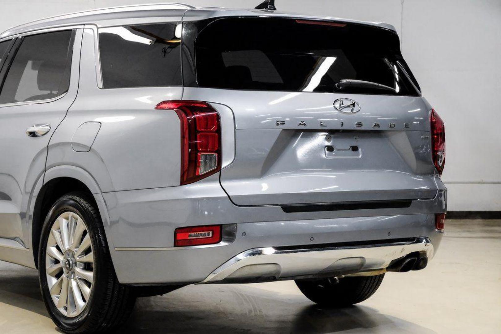 2020 Lagoon Silver /Black Hyundai Palisade Limited (KM8R5DHE2LU) with an V6 engine, Automatic transmission, located at 15300 Midway Rd., Addison, TX, 75001, (972) 702-0011, 32.958321, -96.838074 - 2020 Hyundai Palisade Limited<br><br>Now Available at Midway Auto Group Addison, Texas<br><br>Luxurious, spacious, and exceptionally well-equippedthe 2020 Hyundai Palisade Limited stands at the top of Hyundais three-row SUV lineup. With upscale materials, cutting-edge technology, and premium comfor - Photo#10