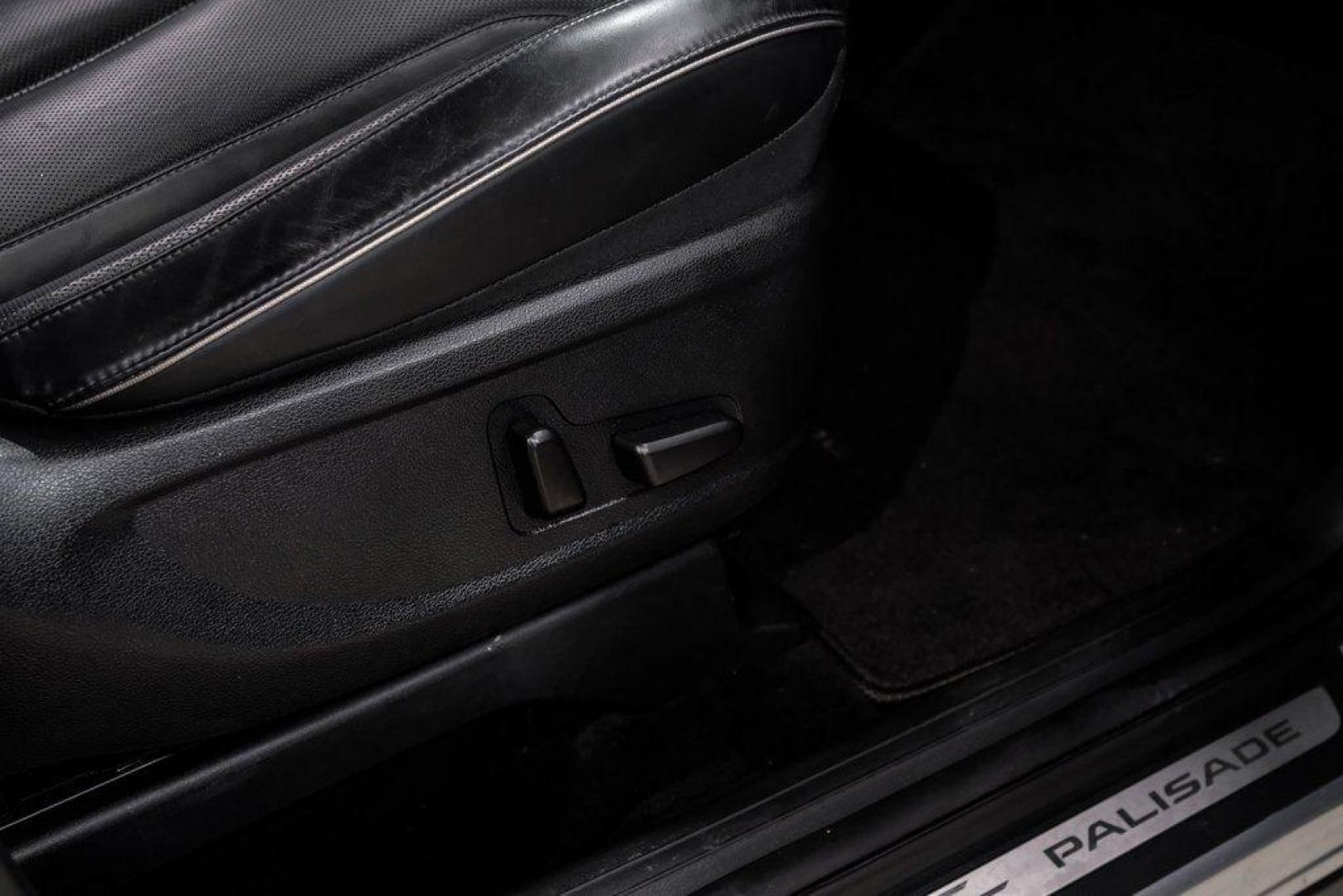 2020 Lagoon Silver /Black Hyundai Palisade Limited (KM8R5DHE2LU) with an V6 engine, Automatic transmission, located at 15300 Midway Rd., Addison, TX, 75001, (972) 702-0011, 32.958321, -96.838074 - 2020 Hyundai Palisade Limited<br><br>Now Available at Midway Auto Group Addison, Texas<br><br>Luxurious, spacious, and exceptionally well-equippedthe 2020 Hyundai Palisade Limited stands at the top of Hyundais three-row SUV lineup. With upscale materials, cutting-edge technology, and premium comfor - Photo#39