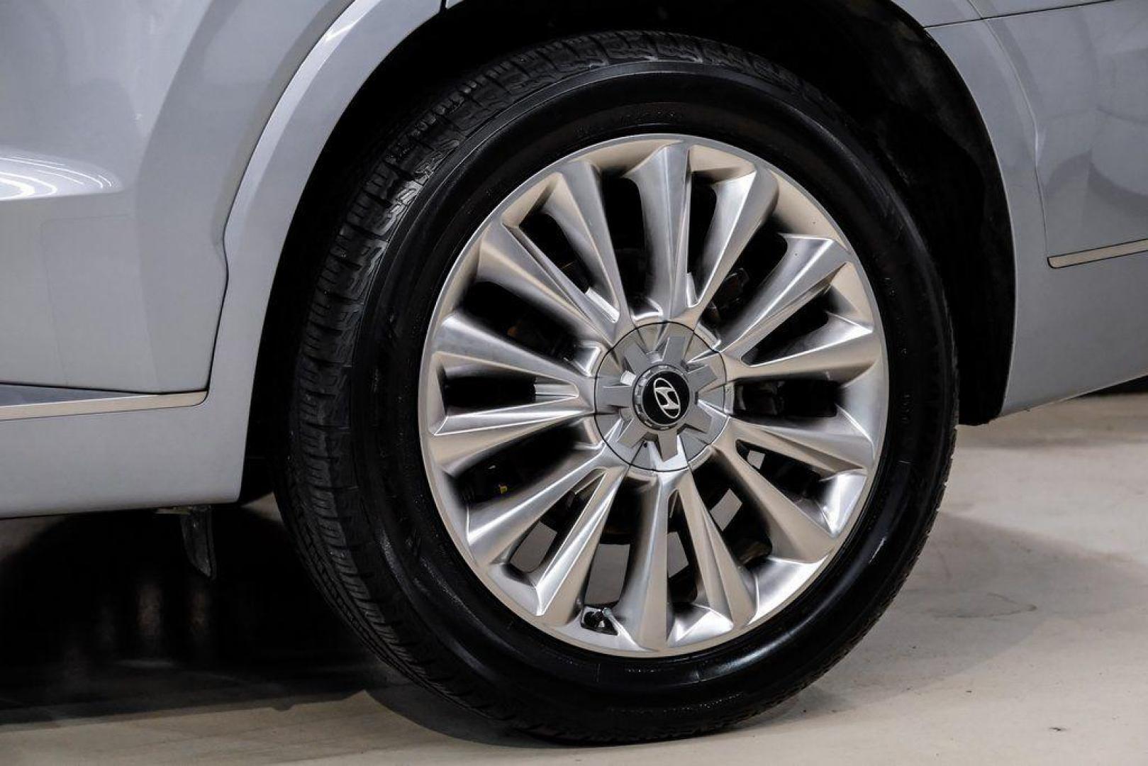 2020 Lagoon Silver /Black Hyundai Palisade Limited (KM8R5DHE2LU) with an V6 engine, Automatic transmission, located at 15300 Midway Rd., Addison, TX, 75001, (972) 702-0011, 32.958321, -96.838074 - 2020 Hyundai Palisade Limited<br><br>Now Available at Midway Auto Group Addison, Texas<br><br>Luxurious, spacious, and exceptionally well-equippedthe 2020 Hyundai Palisade Limited stands at the top of Hyundais three-row SUV lineup. With upscale materials, cutting-edge technology, and premium comfor - Photo#68