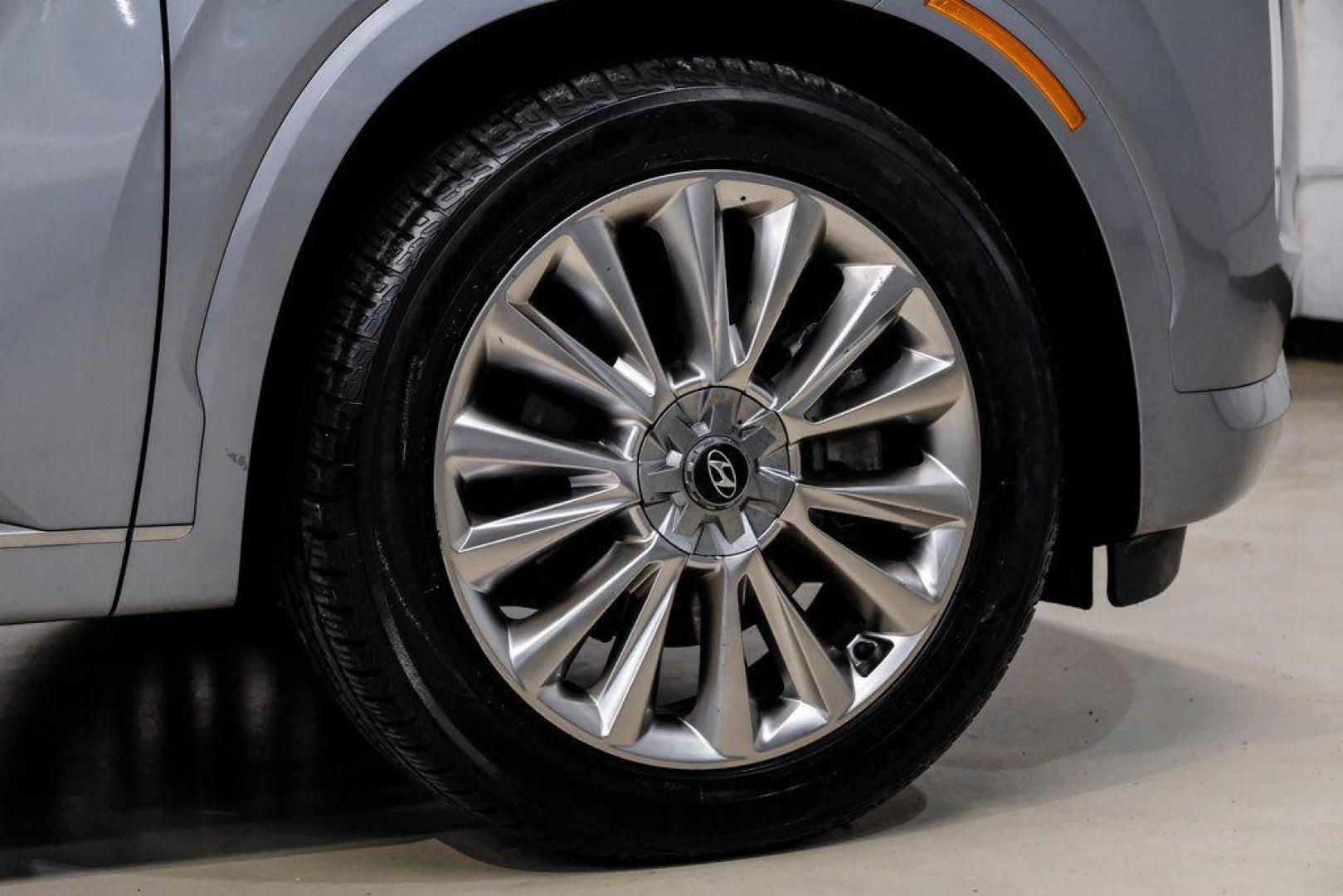 2020 Lagoon Silver /Black Hyundai Palisade Limited (KM8R5DHE2LU) with an V6 engine, Automatic transmission, located at 15300 Midway Rd., Addison, TX, 75001, (972) 702-0011, 32.958321, -96.838074 - 2020 Hyundai Palisade Limited<br><br>Now Available at Midway Auto Group Addison, Texas<br><br>Luxurious, spacious, and exceptionally well-equippedthe 2020 Hyundai Palisade Limited stands at the top of Hyundais three-row SUV lineup. With upscale materials, cutting-edge technology, and premium comfor - Photo#70