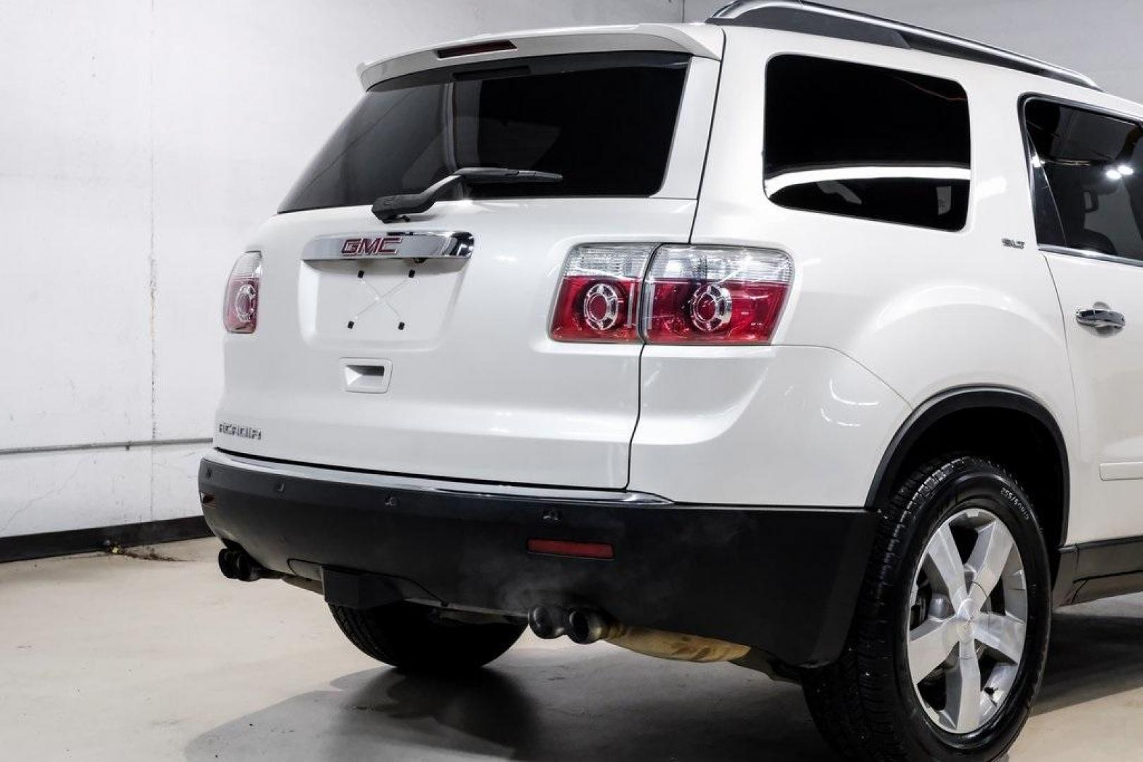 2009 White Diamond Tricoat /Ebony GMC Acadia SLT-2 (1GKER33D19J) with an 3.6L V6 SIDI engine, Automatic transmission, located at 15300 Midway Rd., Addison, TX, 75001, (972) 702-0011, 32.958321, -96.838074 - Photo#10
