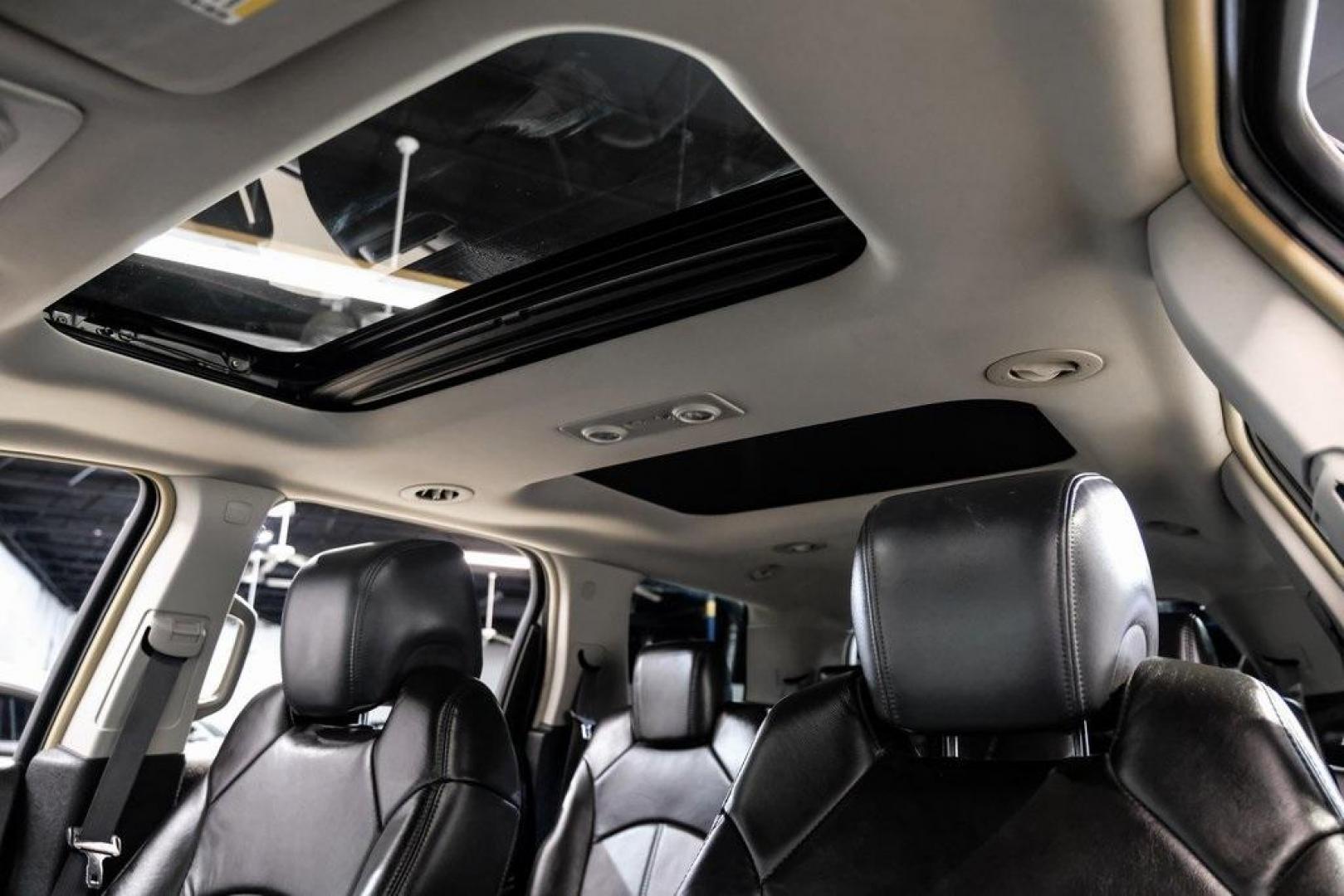 2009 White Diamond Tricoat /Ebony GMC Acadia SLT-2 (1GKER33D19J) with an 3.6L V6 SIDI engine, Automatic transmission, located at 15300 Midway Rd., Addison, TX, 75001, (972) 702-0011, 32.958321, -96.838074 - Photo#29