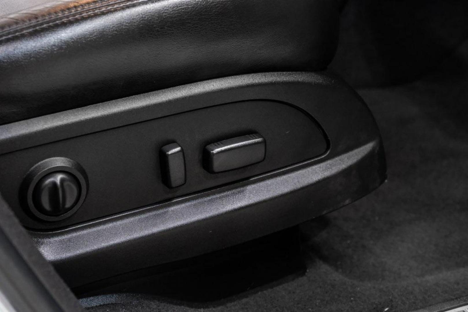 2009 White Diamond Tricoat /Ebony GMC Acadia SLT-2 (1GKER33D19J) with an 3.6L V6 SIDI engine, Automatic transmission, located at 15300 Midway Rd., Addison, TX, 75001, (972) 702-0011, 32.958321, -96.838074 - Photo#45