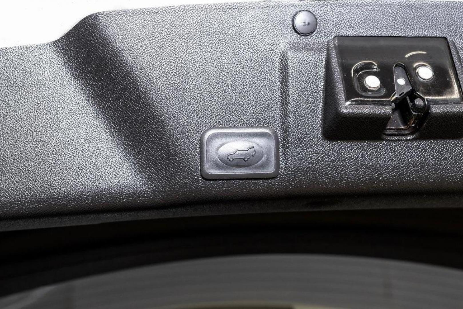 2009 White Diamond Tricoat /Ebony GMC Acadia SLT-2 (1GKER33D19J) with an 3.6L V6 SIDI engine, Automatic transmission, located at 15300 Midway Rd., Addison, TX, 75001, (972) 702-0011, 32.958321, -96.838074 - Photo#71