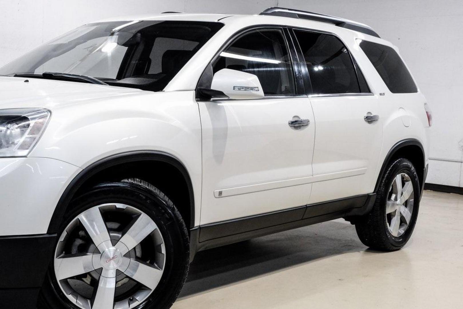 2009 White Diamond Tricoat /Ebony GMC Acadia SLT-2 (1GKER33D19J) with an 3.6L V6 SIDI engine, Automatic transmission, located at 15300 Midway Rd., Addison, TX, 75001, (972) 702-0011, 32.958321, -96.838074 - 2009 GMC Acadia SLT-2<br><br>Now Available at Midway Auto Group, Addison, Texas<br><br>Premium, spacious, and family-readythe 2009 GMC Acadia SLT-2 delivers upscale features, three-row flexibility, and strong V6 performance. As one of the highest trim levels available, the SLT-2 offers luxury-grade - Photo#3