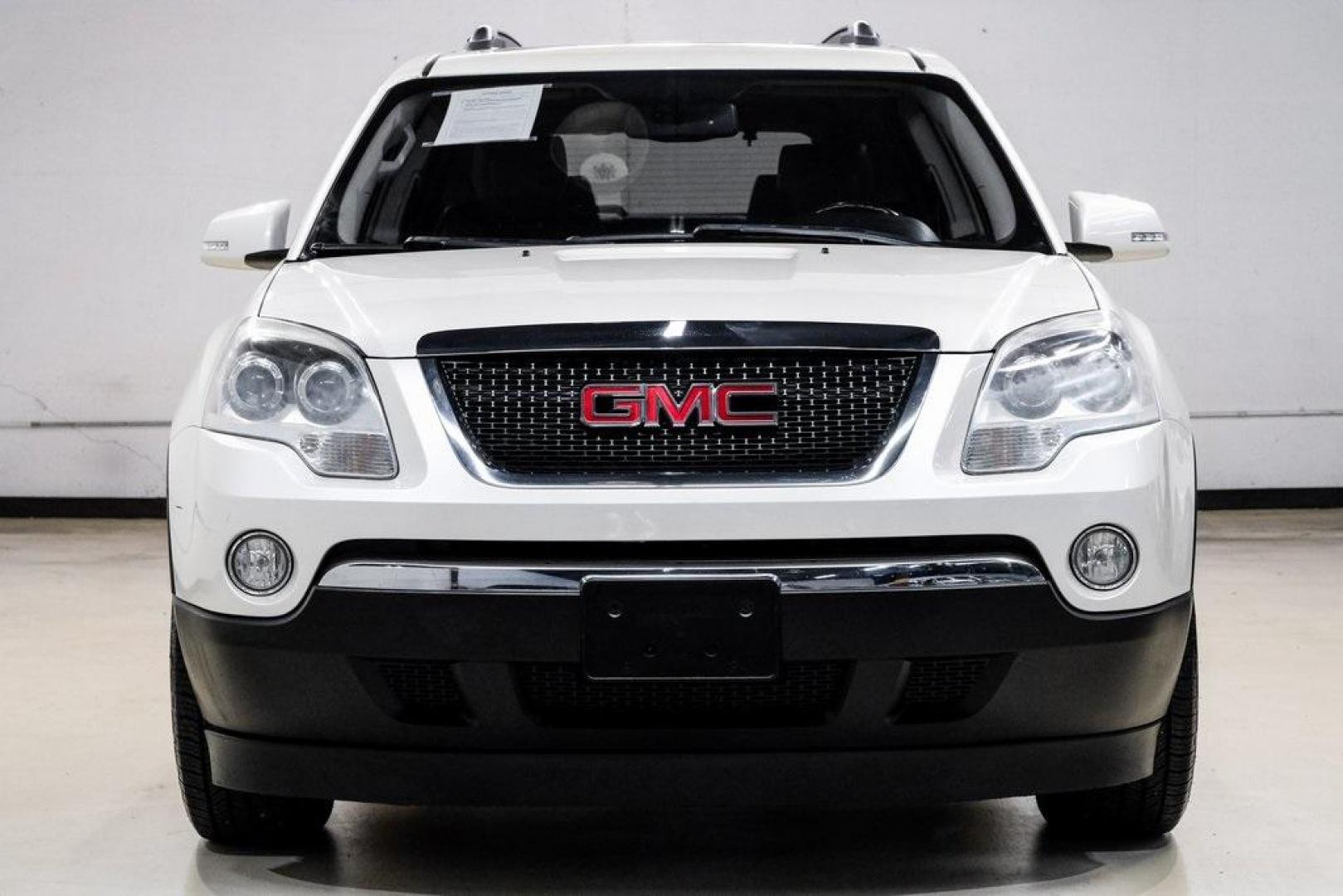 2009 White Diamond Tricoat /Ebony GMC Acadia SLT-2 (1GKER33D19J) with an 3.6L V6 SIDI engine, Automatic transmission, located at 15300 Midway Rd., Addison, TX, 75001, (972) 702-0011, 32.958321, -96.838074 - 2009 GMC Acadia SLT-2<br><br>Now Available at Midway Auto Group, Addison, Texas<br><br>Premium, spacious, and family-readythe 2009 GMC Acadia SLT-2 delivers upscale features, three-row flexibility, and strong V6 performance. As one of the highest trim levels available, the SLT-2 offers luxury-grade - Photo#4