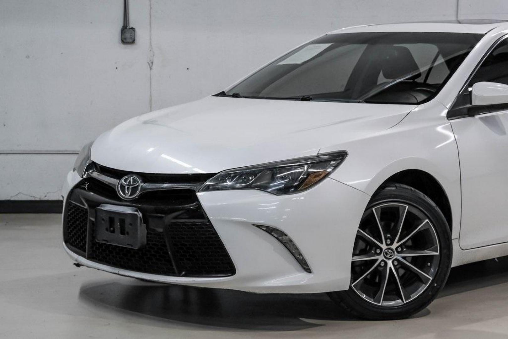 2015 Super White /Ash Toyota Camry XSE V6 (4T1BK1FK2FU) with an 3.5L V6 SMPI DOHC engine, Automatic transmission, located at 15300 Midway Rd., Addison, TX, 75001, (972) 702-0011, 32.958321, -96.838074 - Photo#3