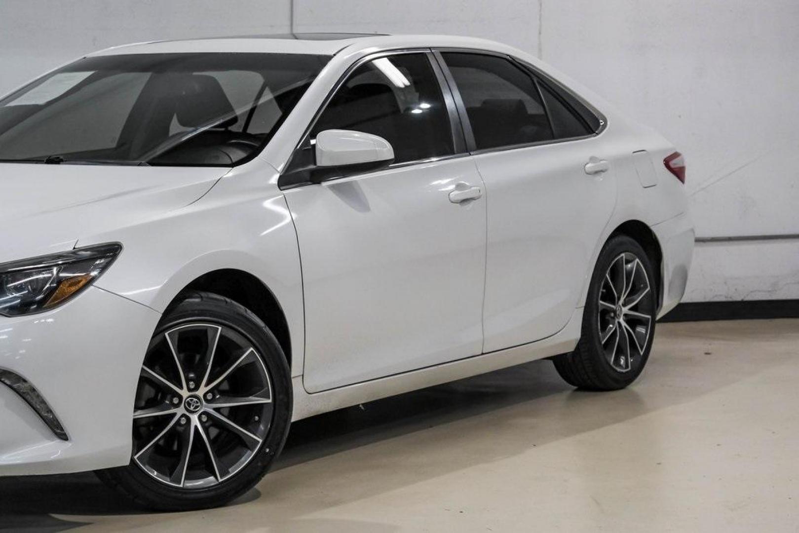 2015 Super White /Ash Toyota Camry XSE V6 (4T1BK1FK2FU) with an 3.5L V6 SMPI DOHC engine, Automatic transmission, located at 15300 Midway Rd., Addison, TX, 75001, (972) 702-0011, 32.958321, -96.838074 - Photo#4