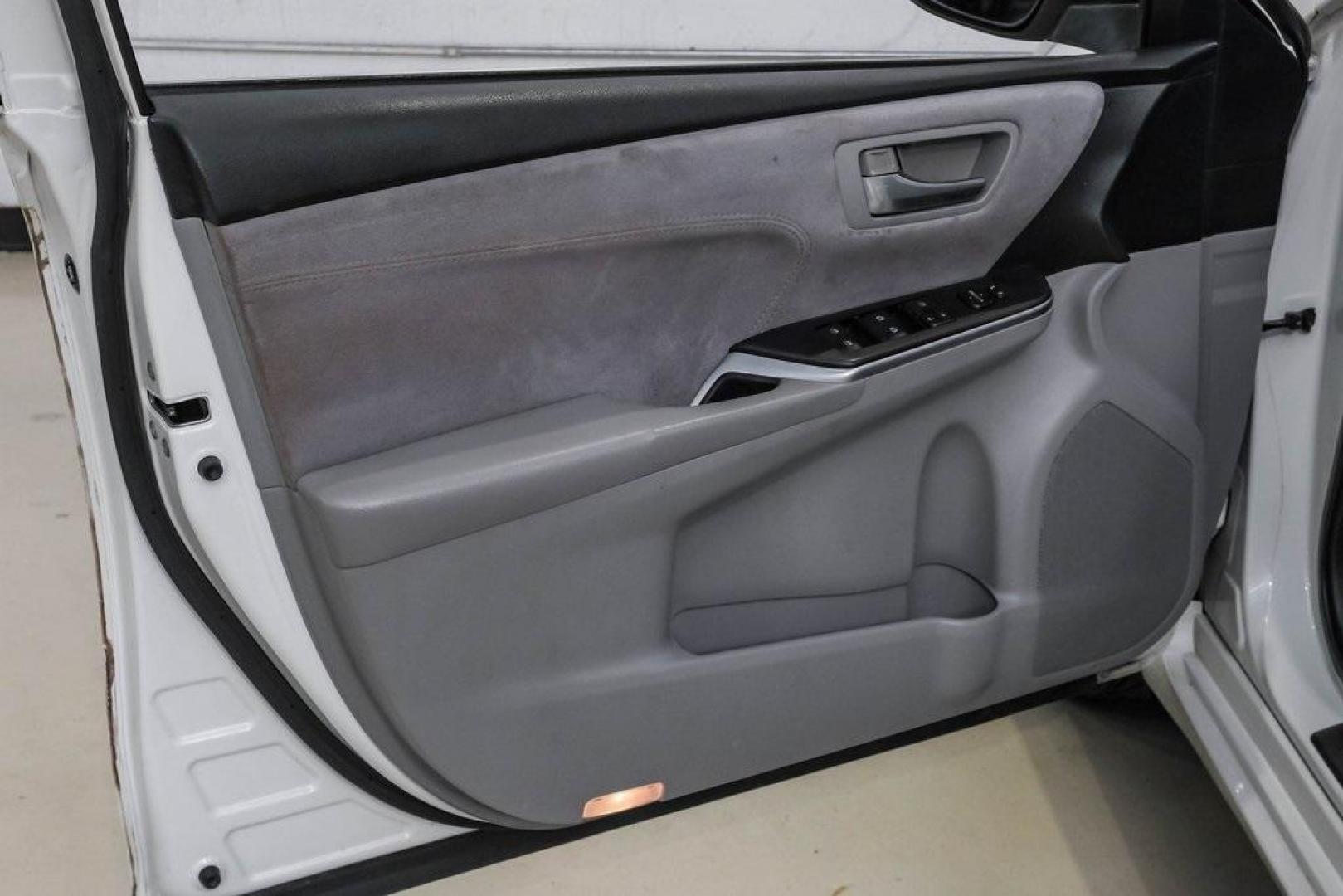 2015 Super White /Ash Toyota Camry XSE V6 (4T1BK1FK2FU) with an 3.5L V6 SMPI DOHC engine, Automatic transmission, located at 15300 Midway Rd., Addison, TX, 75001, (972) 702-0011, 32.958321, -96.838074 - Photo#46