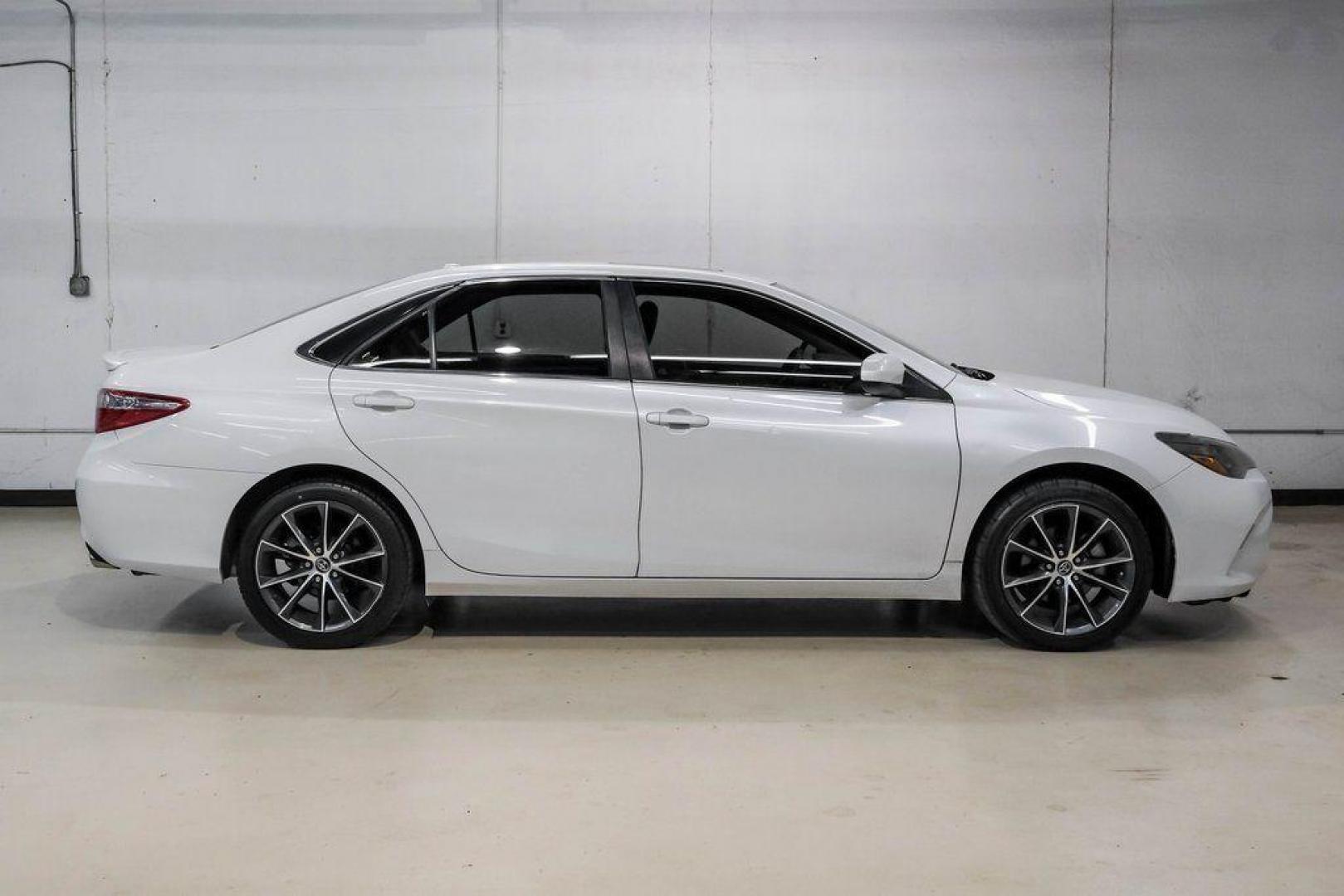 2015 Super White /Ash Toyota Camry XSE V6 (4T1BK1FK2FU) with an 3.5L V6 SMPI DOHC engine, Automatic transmission, located at 15300 Midway Rd., Addison, TX, 75001, (972) 702-0011, 32.958321, -96.838074 - Photo#7